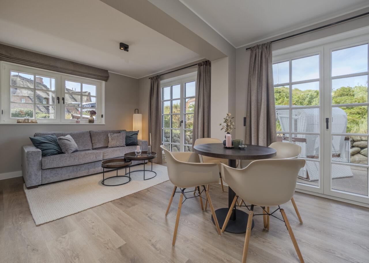 Dining- and living area with a view at the terrace - Hotel Duene Residence 21