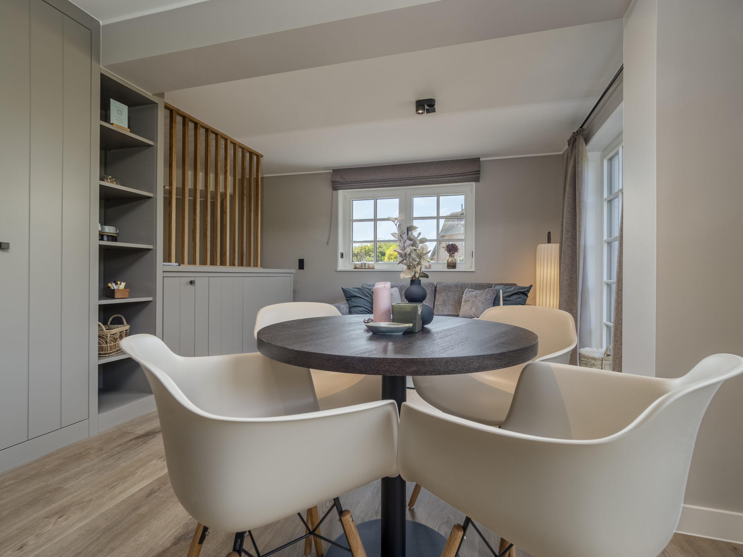 Essbereich mit Blick ins Wohnzimmer - Hotel Duene Residence 21