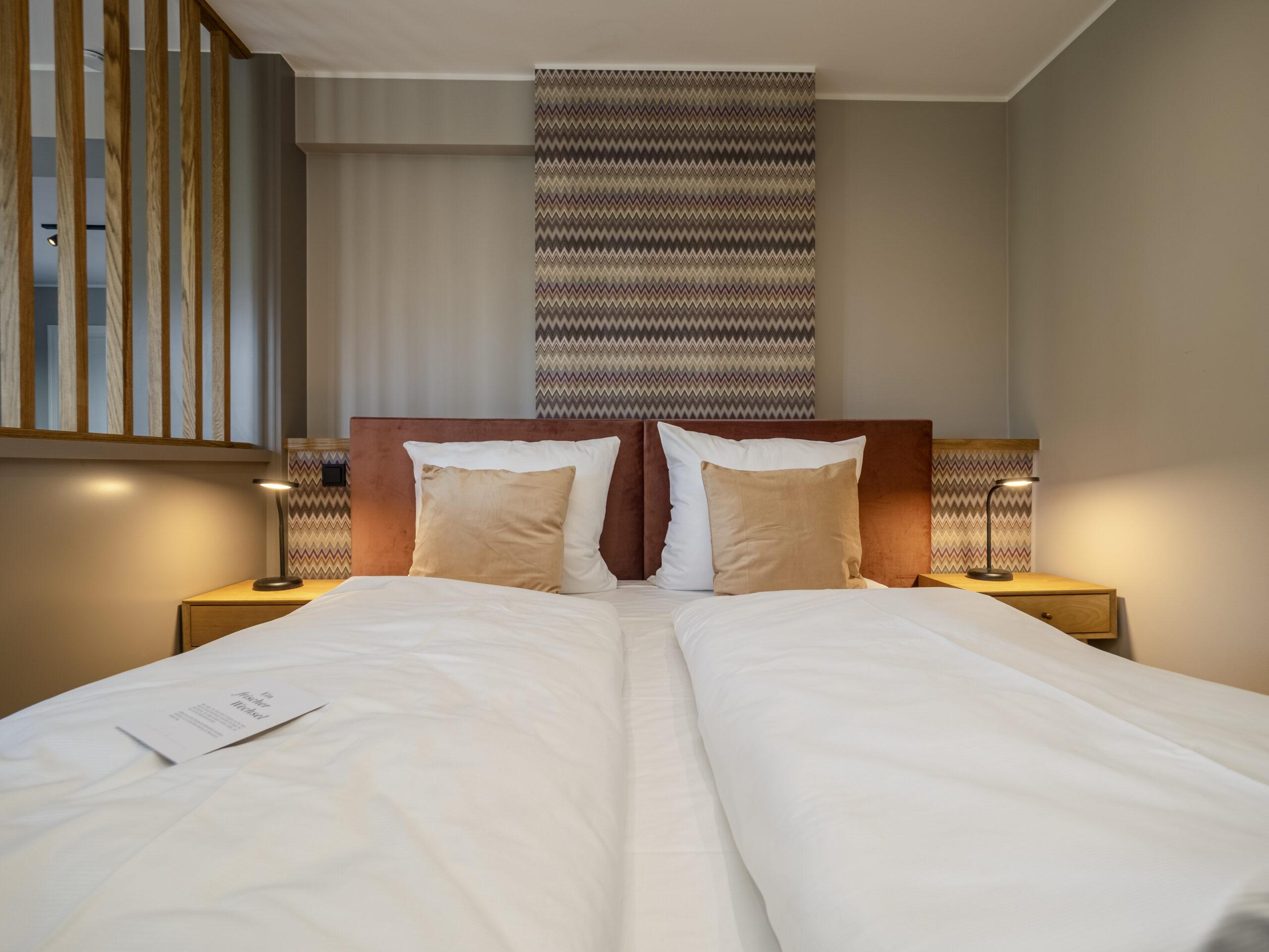 Frontansicht des Doppelbetts im Schlafzimmer - Hotel Duene Residence 21