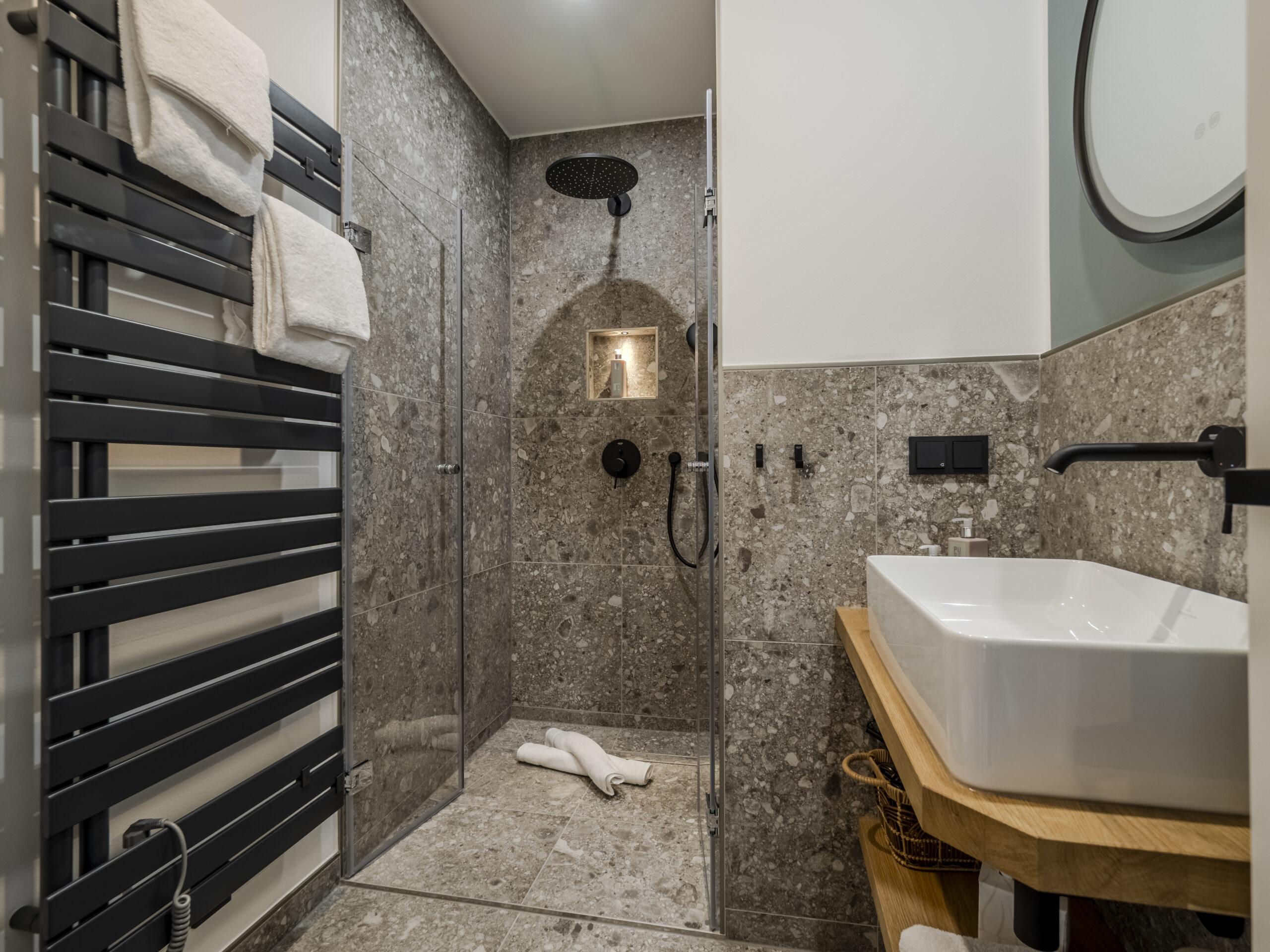 Badezimmer mit großer Dusche - Hotel Duene Residence 23