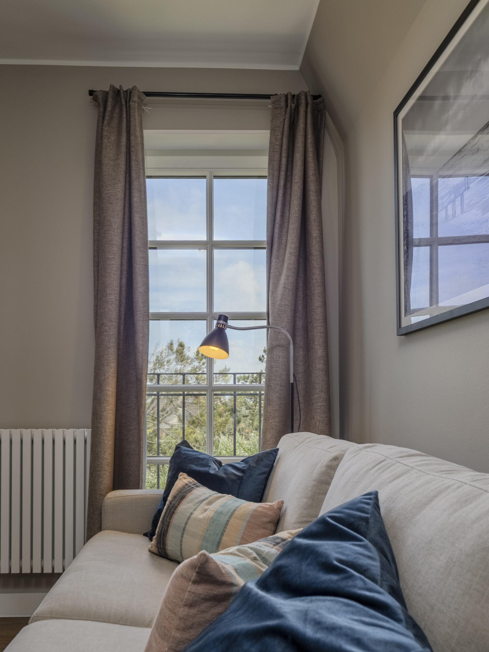 Sofa mit Blick aus dem Fenster - Hotel Duene Residence 23