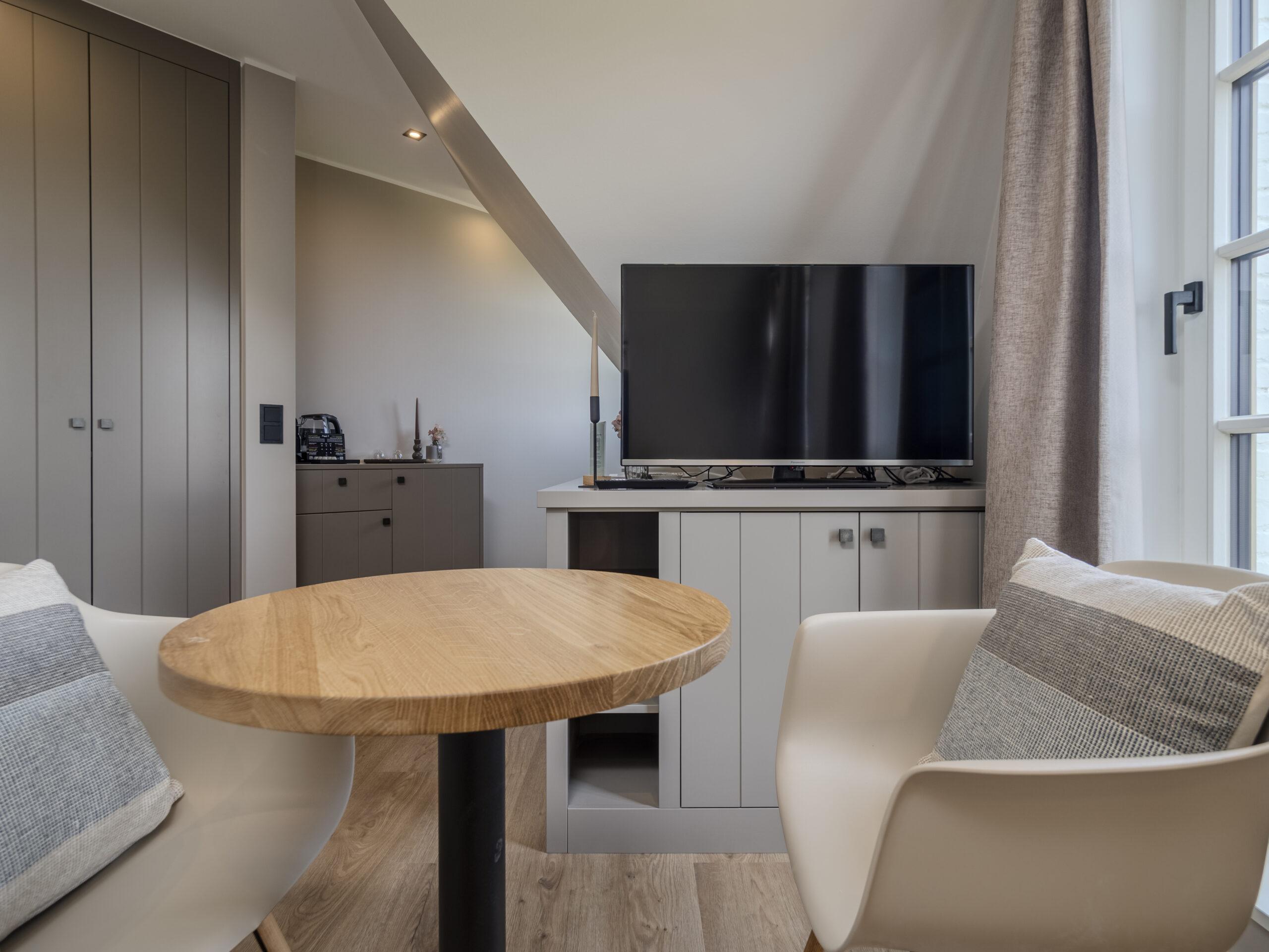 Wohnzimmer mit Essbereich und TV - Hotel Duene Residence 23