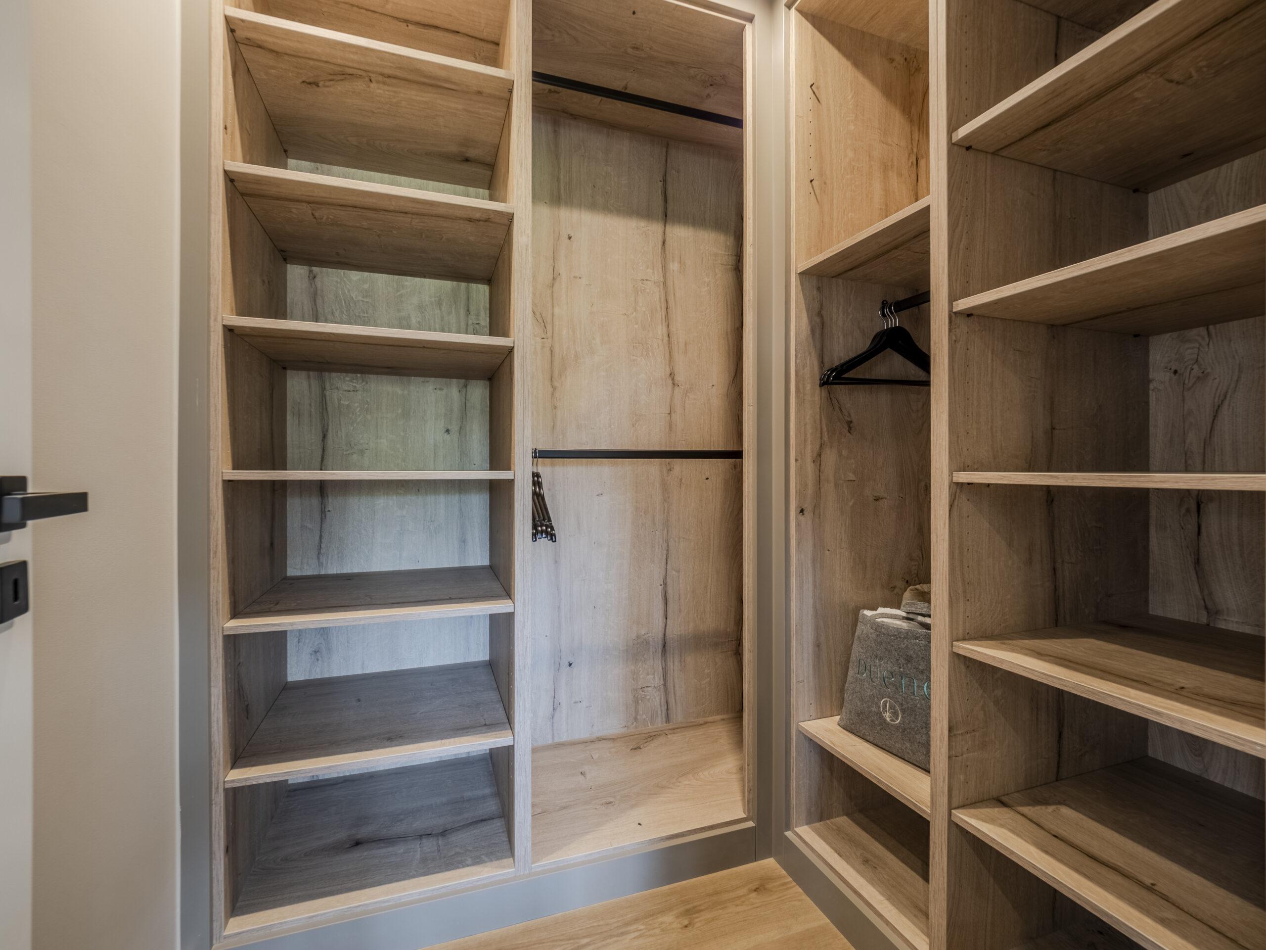 Kleiderschrank im Schlafzimmer - Hotel Duene Residence 27