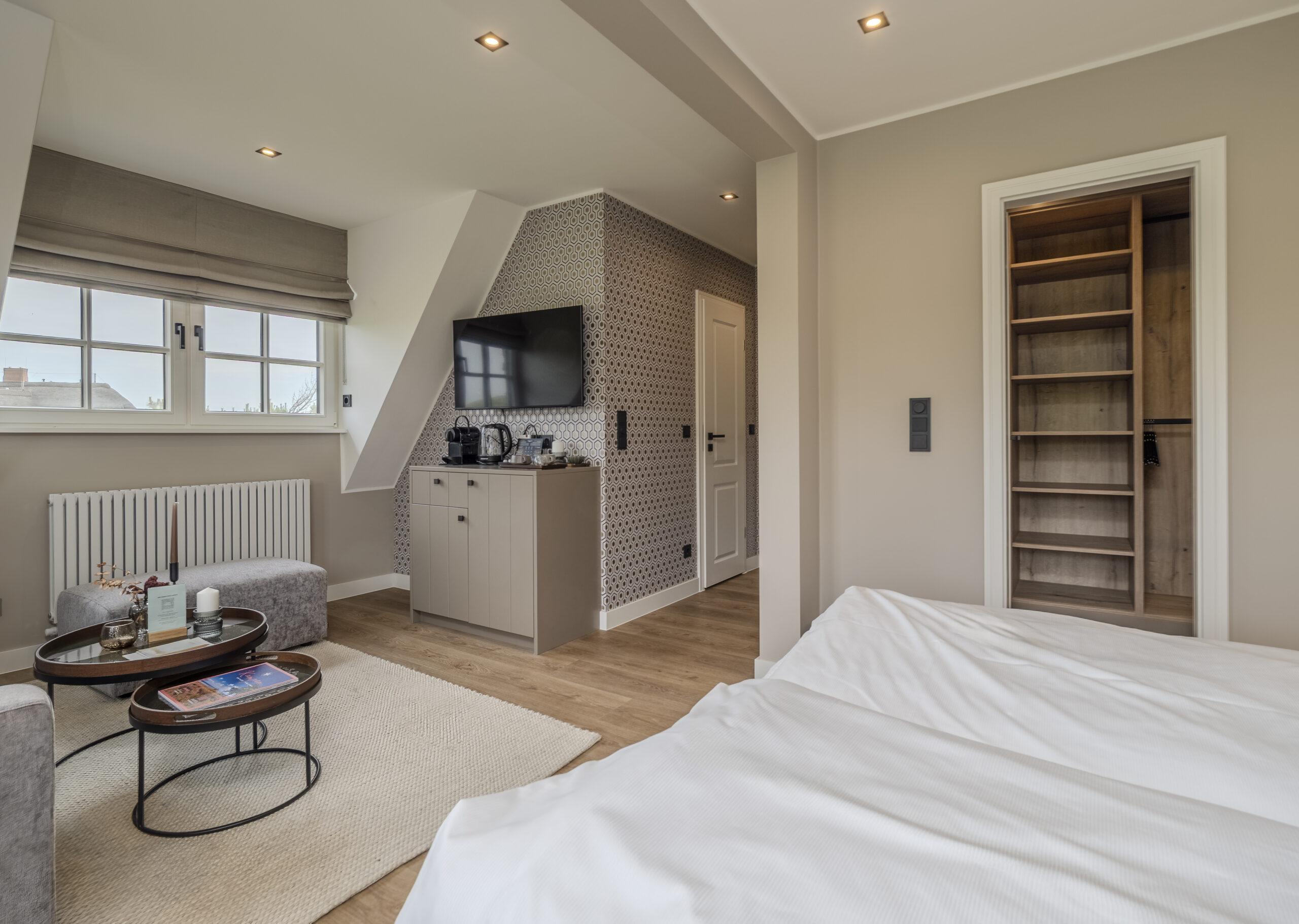 Schlazimmer mit Blick ins Wohnzimmer - Hotel Duene Residence 27
