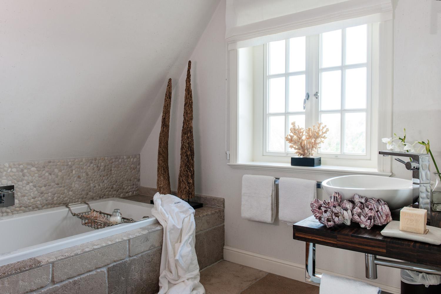 Badezimmer mit Badewanne und tollem Ausblick vom Seaside 1 Appartment | Hotel Duene Sylt