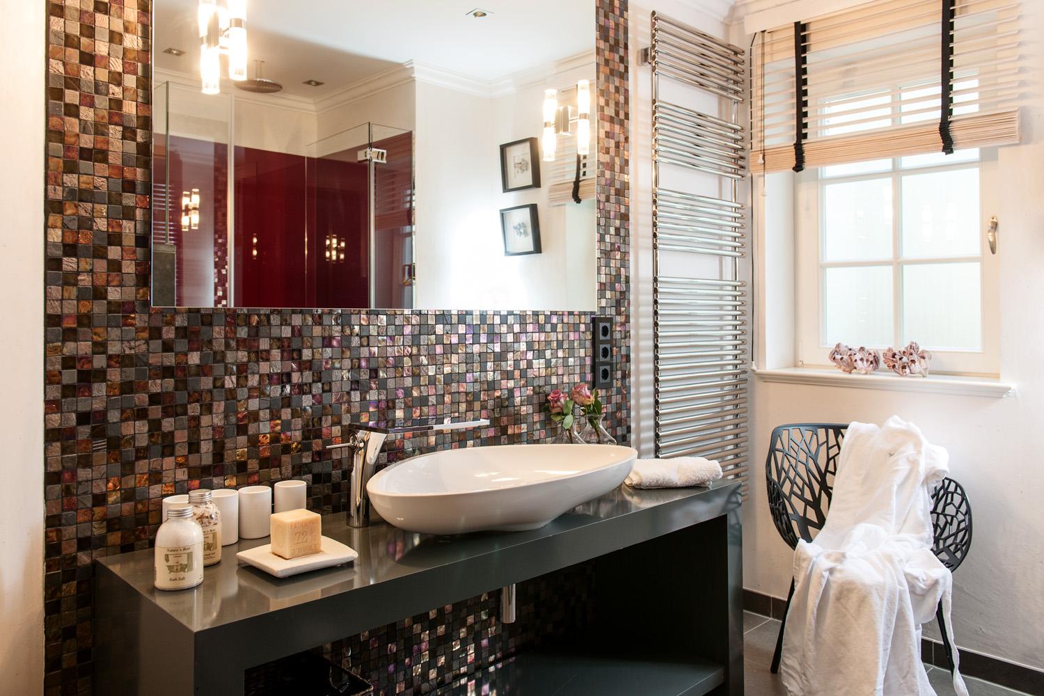 Badezimmer mit großem Spiegel vom Seaside 1 Appartment | Hotel Duene Sylt