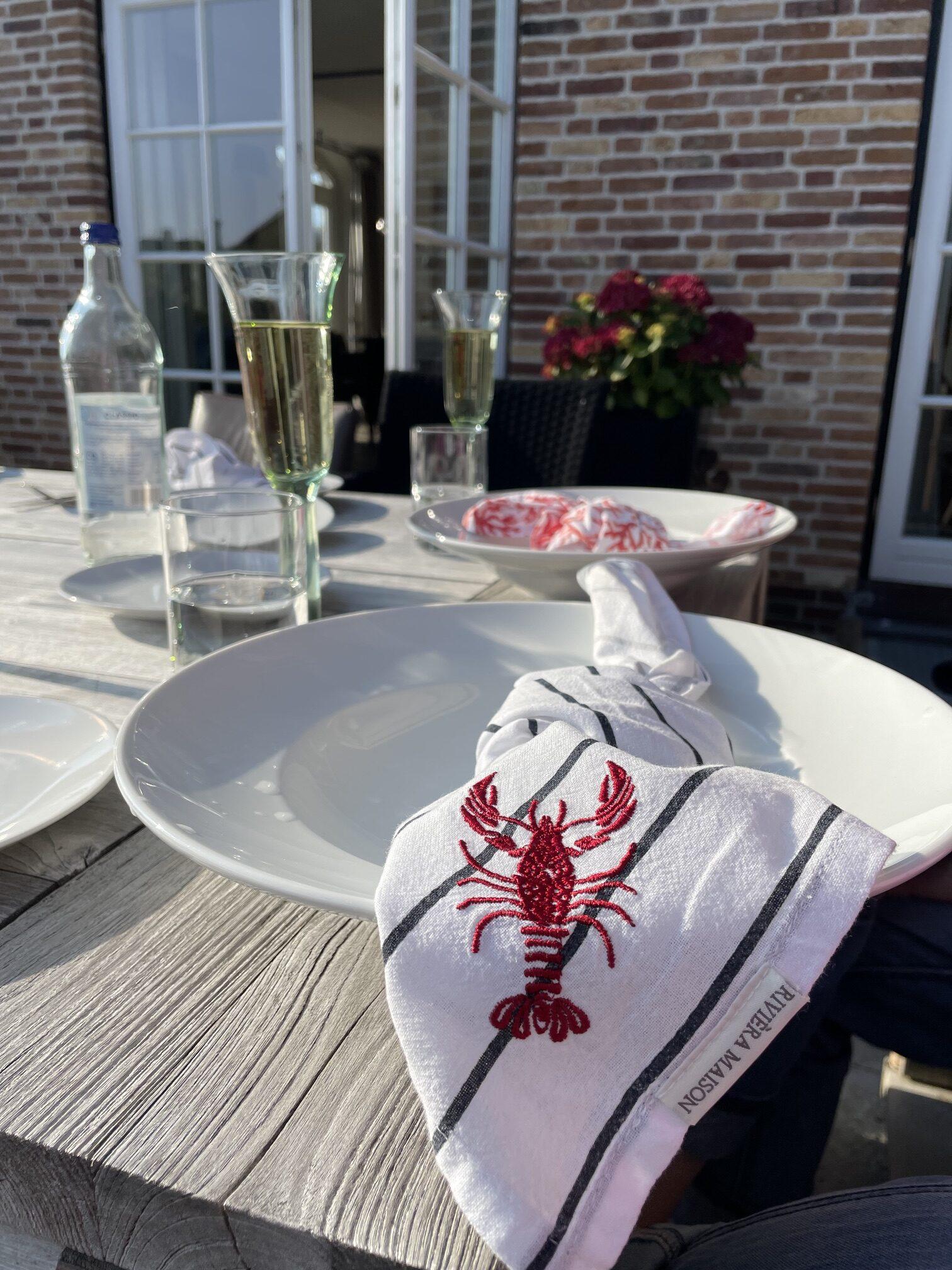 Eine Serviette liegt auf dem gedeckten Esstisch der Terrasse vom Seaside 1 Appartment | Hotel Duene Sylt