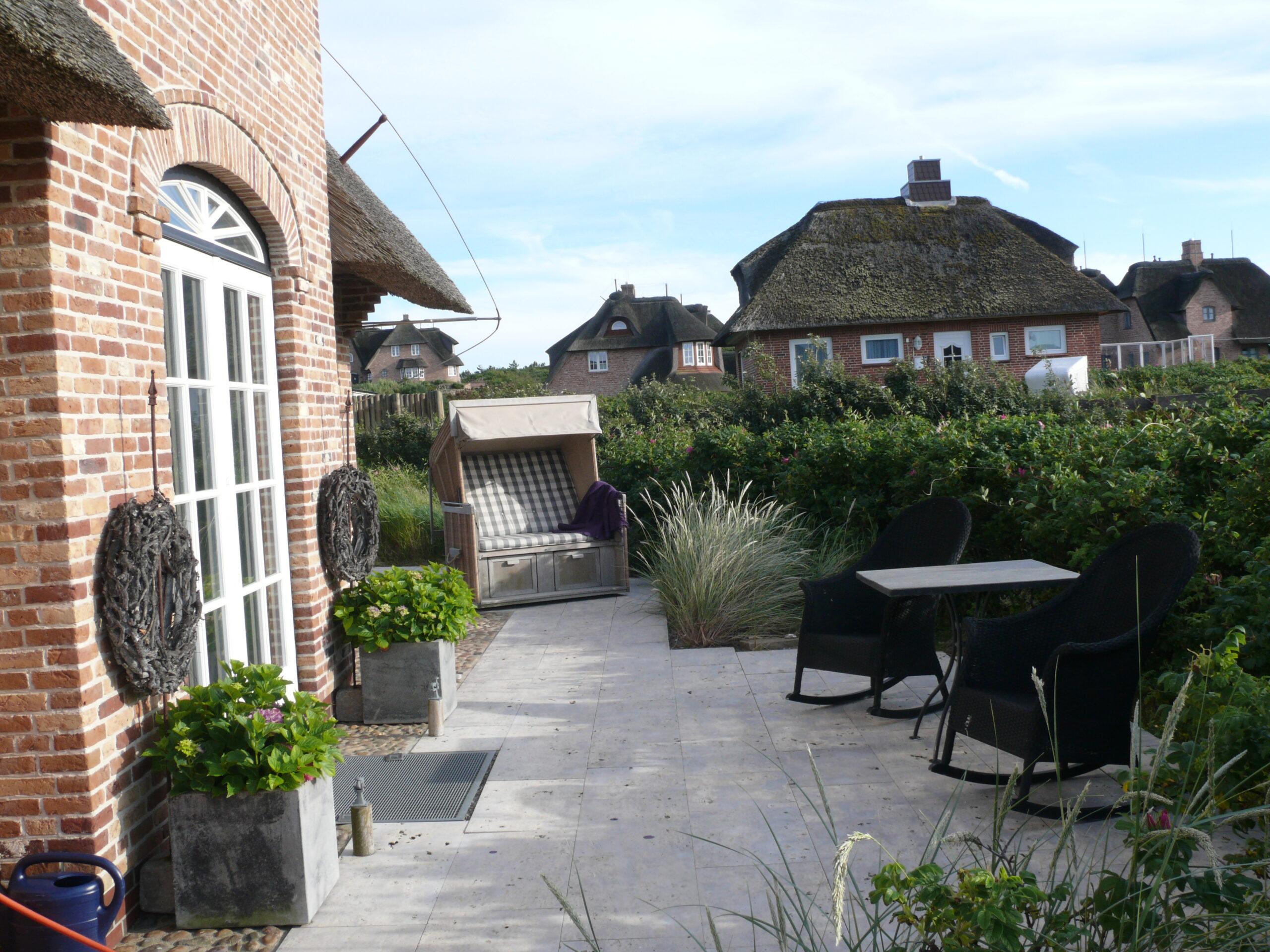 Terrasse mit Strandkorb vom Seaside 1 Appartment | Hotel Duene Sylt