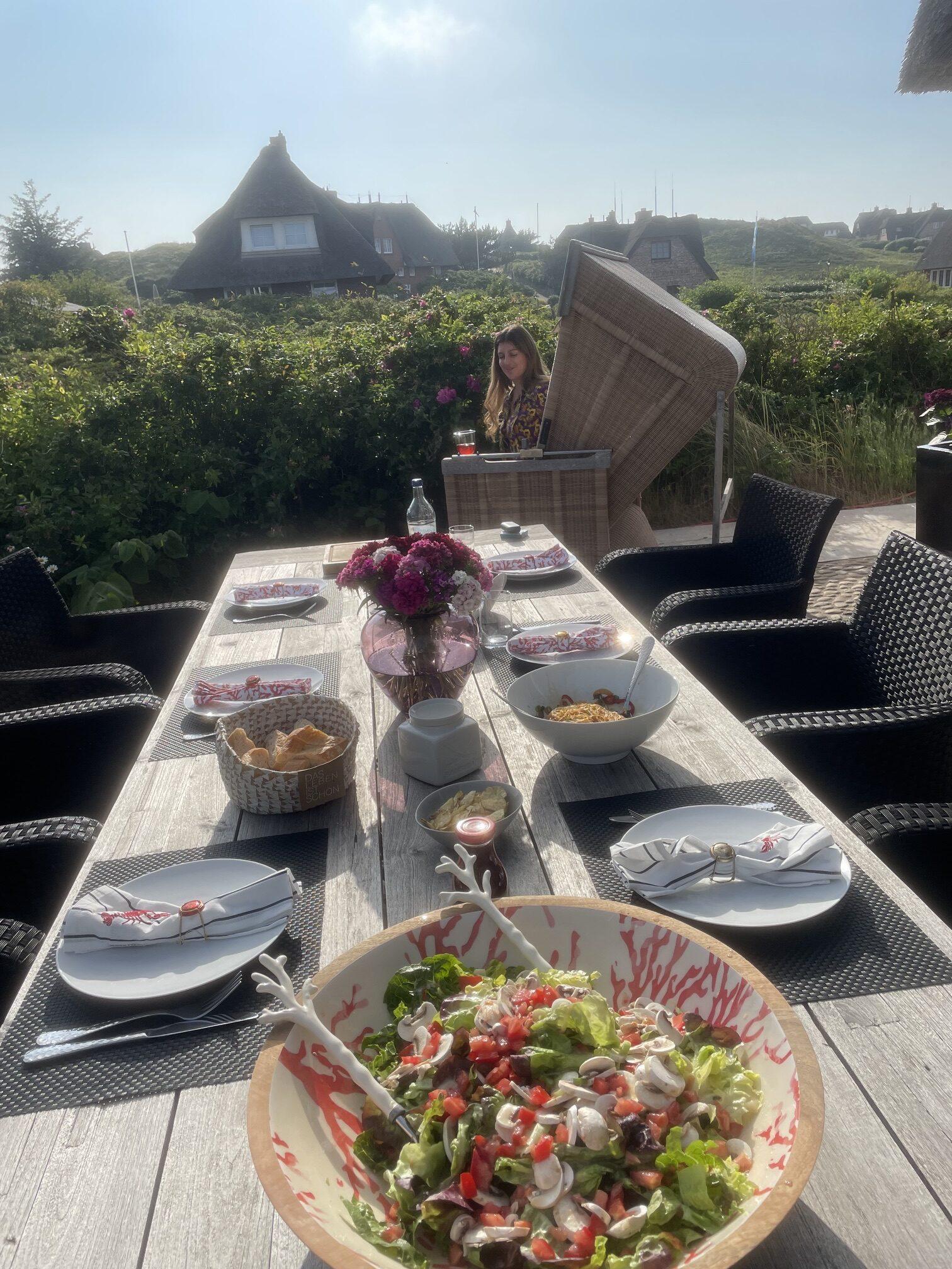 Terrasse mit gedecktem Tisch vom Seaside 1 Appartment | Hotel Duene Sylt