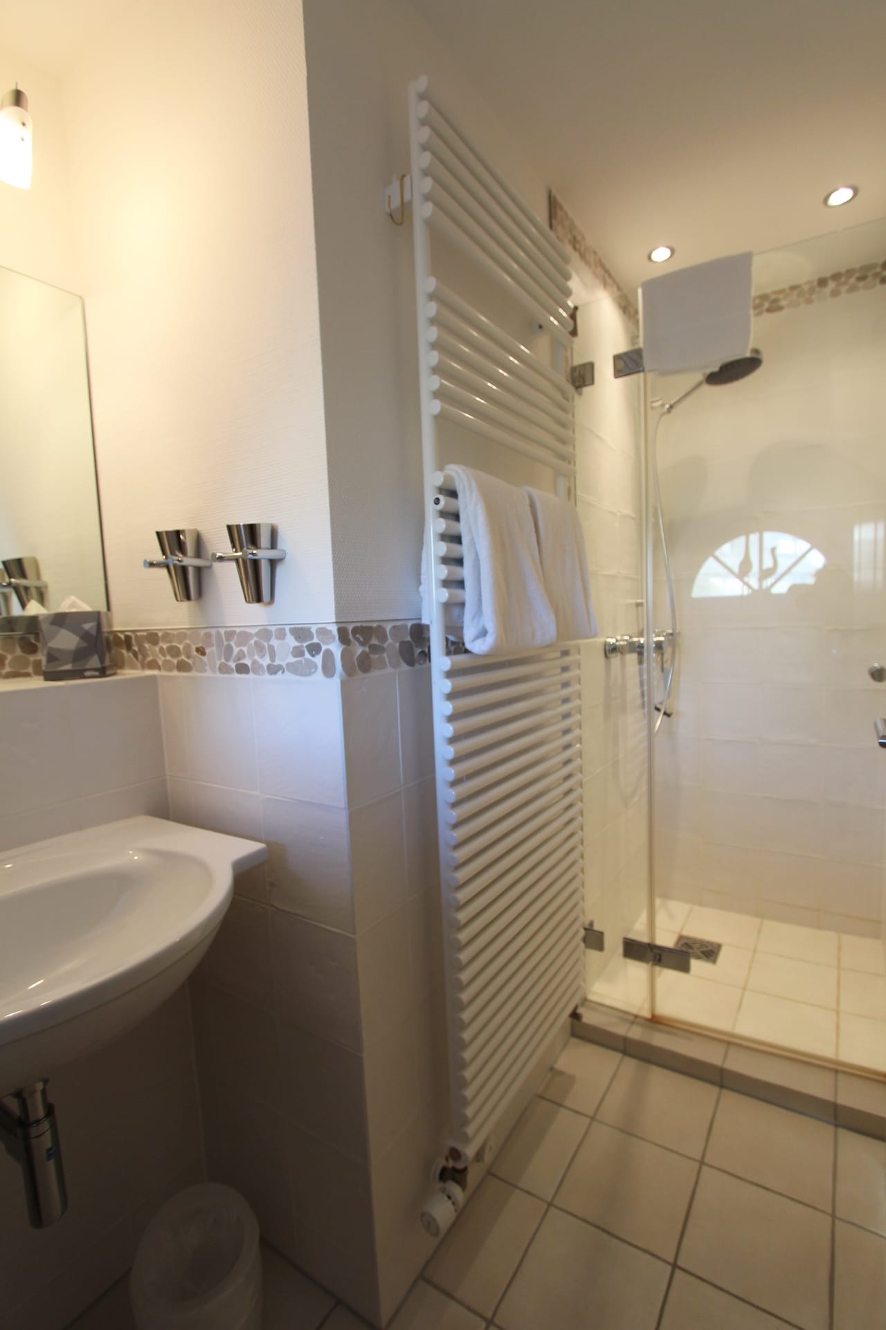 Badezimmer mit Dusche in der Ferienwohnung in Rantum "Appartement Landhaus Dünental 5"