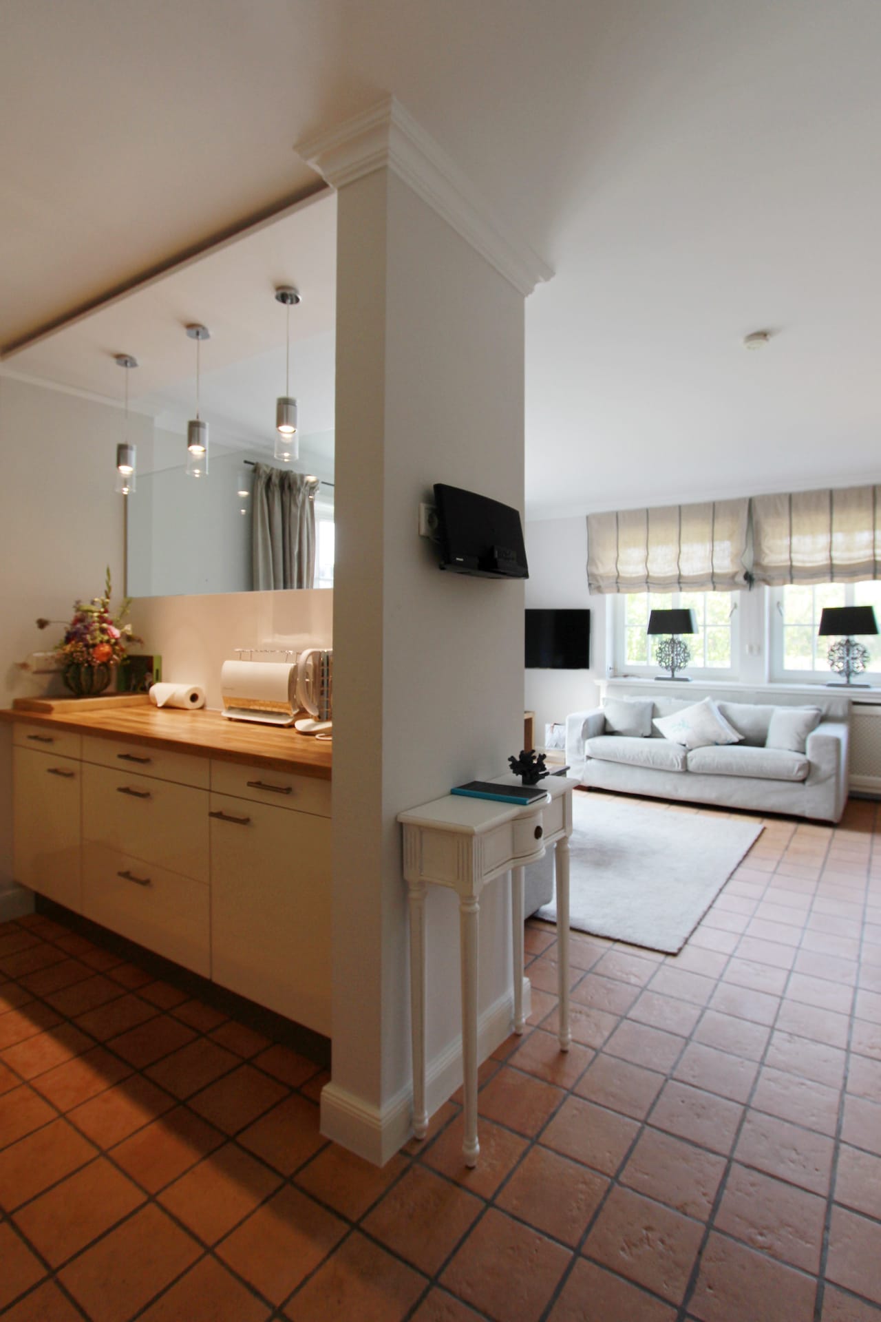 Offene Küche mit Blick ins Wohnzimmer in der Ferienwohnung Landhaus Dünental 3 in Rantum