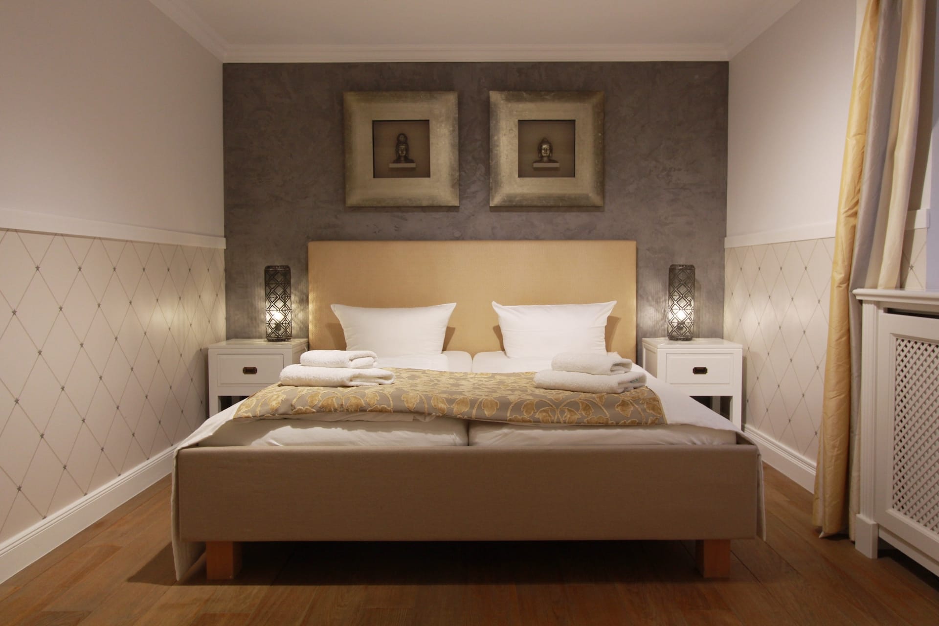 Schlafzimmer mit Doppelbett für die Eltern in der Ferienwohnung Landhaus Dünental 3 in Rantum