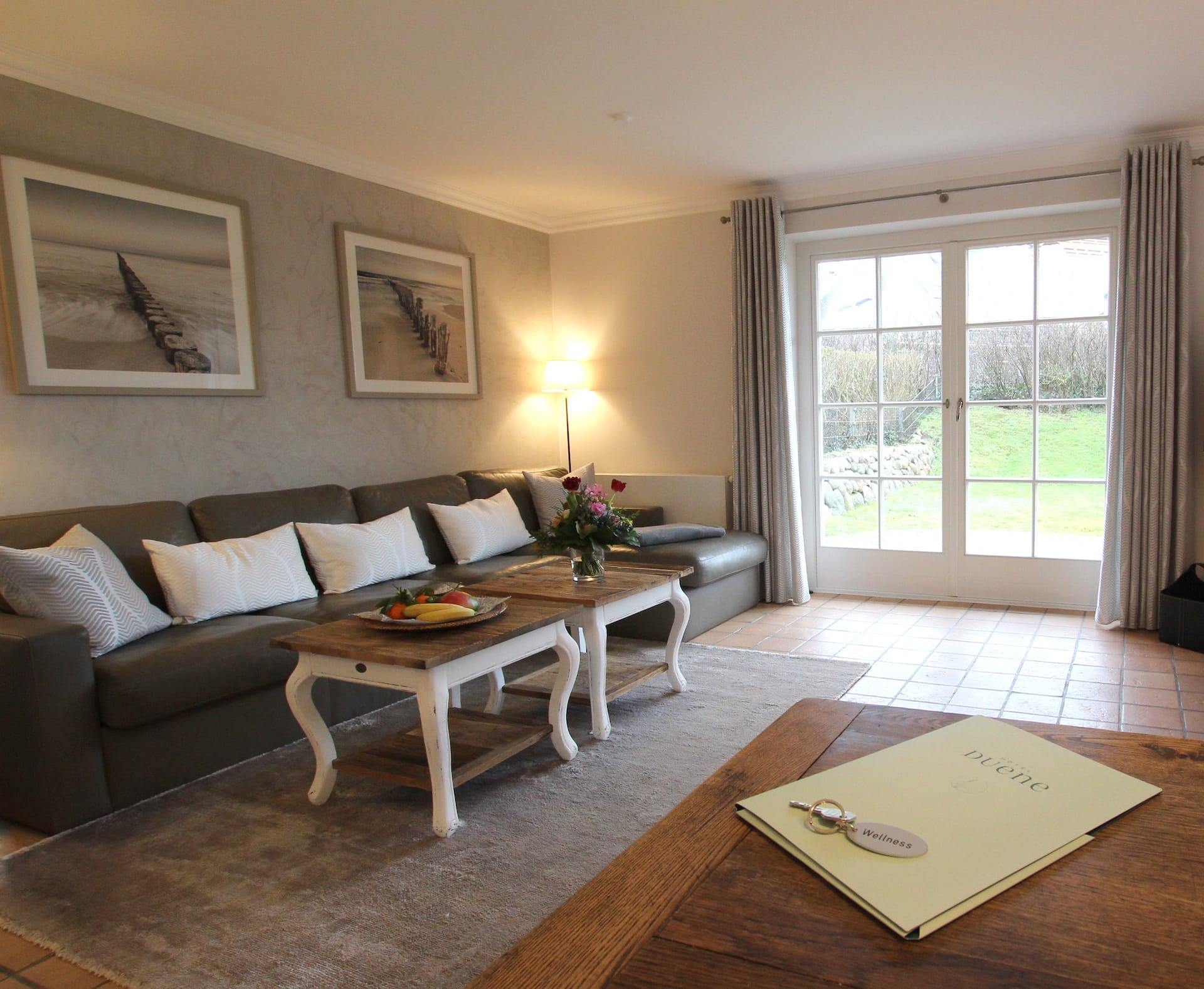 Wohnzimmer mit Tür zur Terrasse im "Landhaus Dünental 2" Ferienwohnung auf Sylt in Rantum