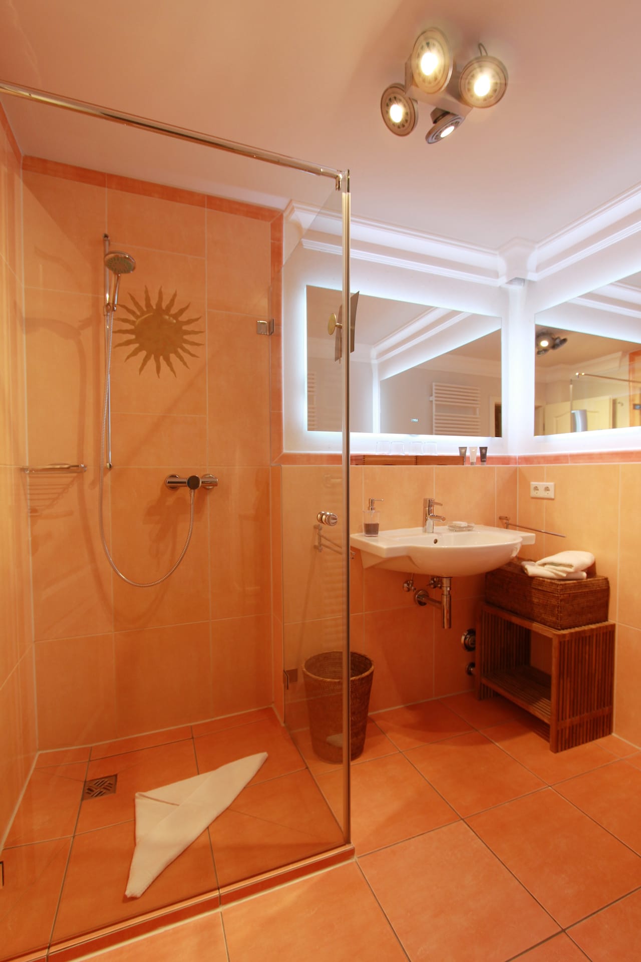Badezimmer mit grosser Dusche im "Landhaus Dünental 2" Ferienwohnung auf Sylt in Rantum
