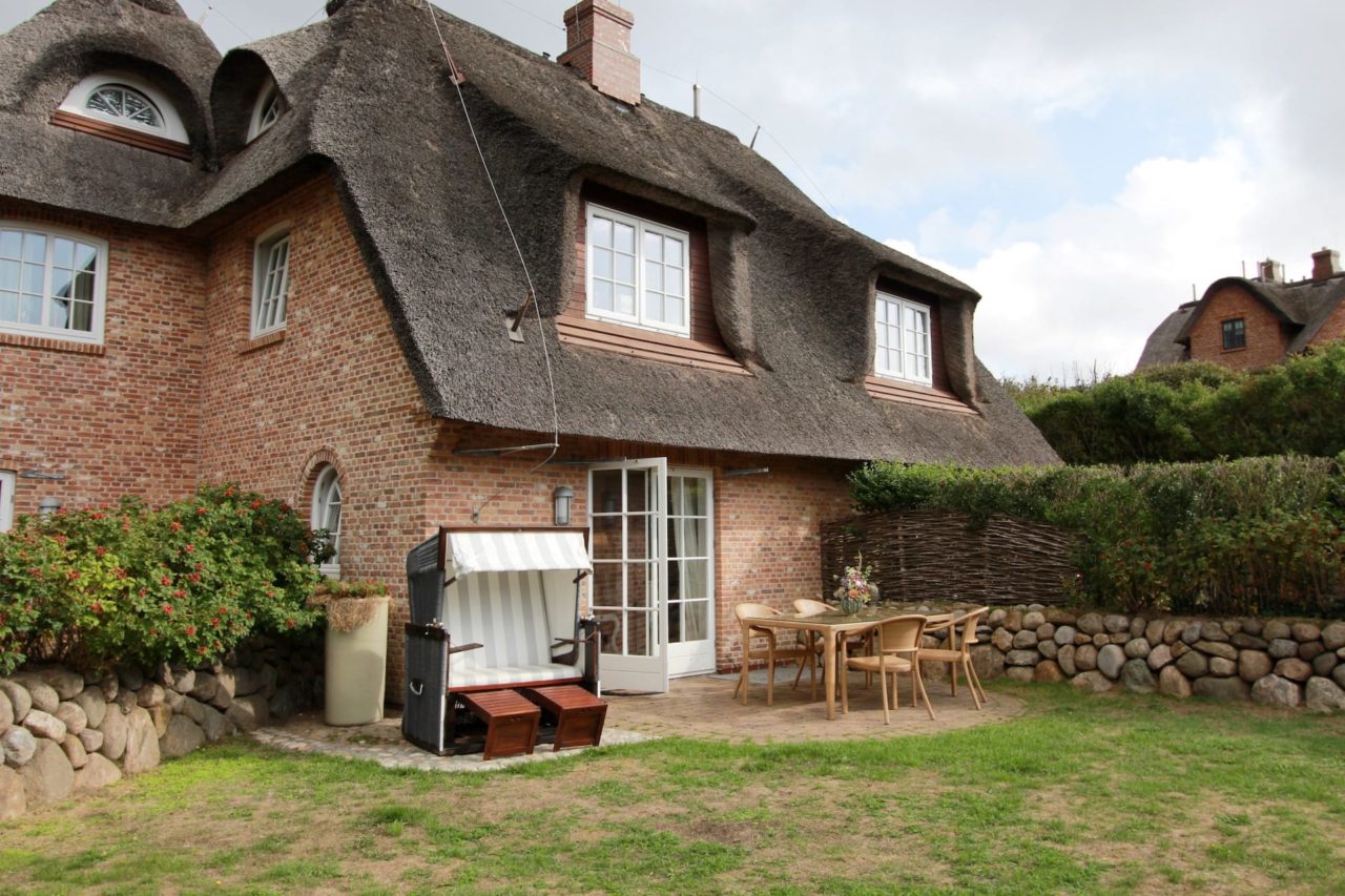 Großer Garten mit Strandkorb vom "Landhaus Dünental 2" Ferienwohnung mit Terrasse auf Sylt in Rantum