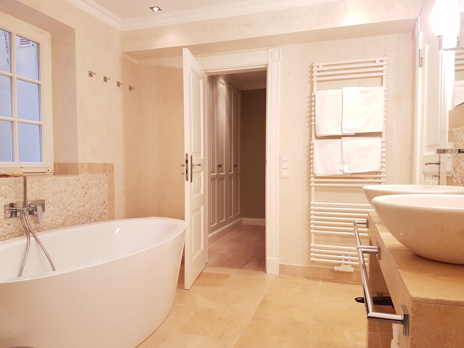 Vollbade mit badewanne und handtuchhalter heizkörper handtuchtrockner in ferienwohnung sonnenhügel 2 im hotel duen in rantum auf sylt