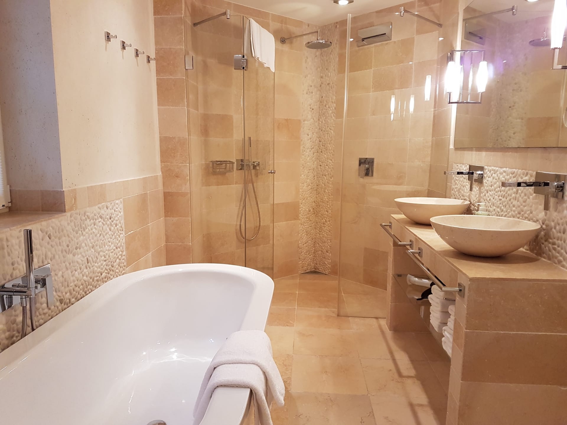 Badezimmer mit Badewanne und Dusche im "Appartement Sonnenhügel 1", Ferienwohnung für 4 Personen in Rantum auf Sylt