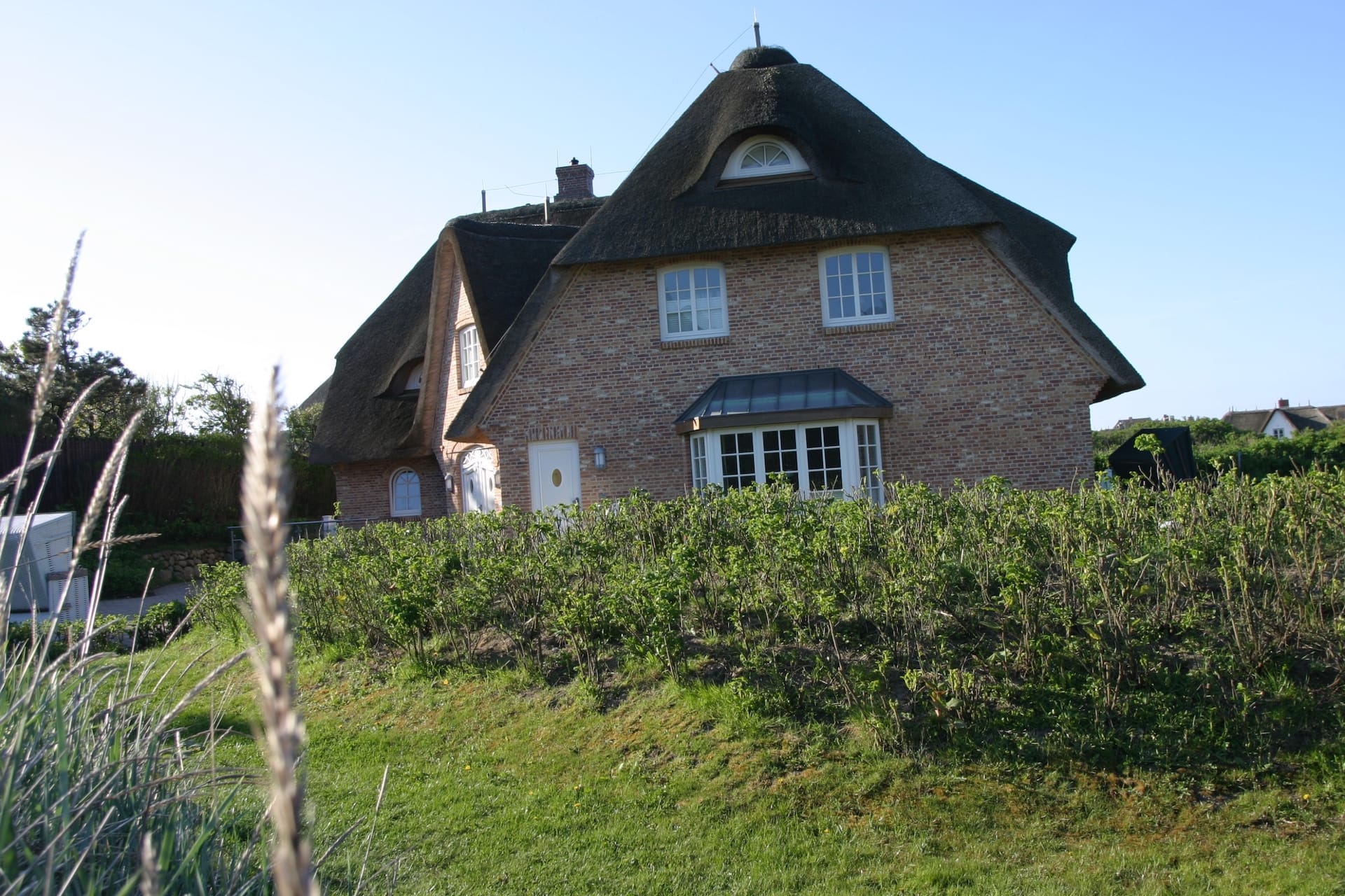 Reetdachhaus Aussenansicht der Ferienwohnung in Rantum auf Sylt "Landhaus Dünental 7"