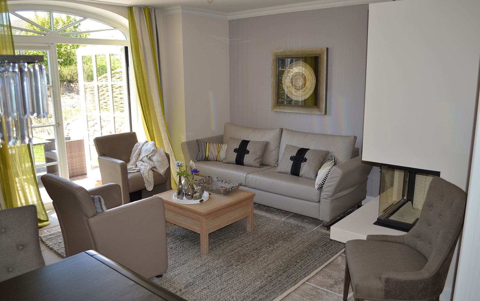 Bild Wohnbereich mit Kamin der Ferienwohnung Alte Post 2 in Rantum auf Sylt des Hotel Duene