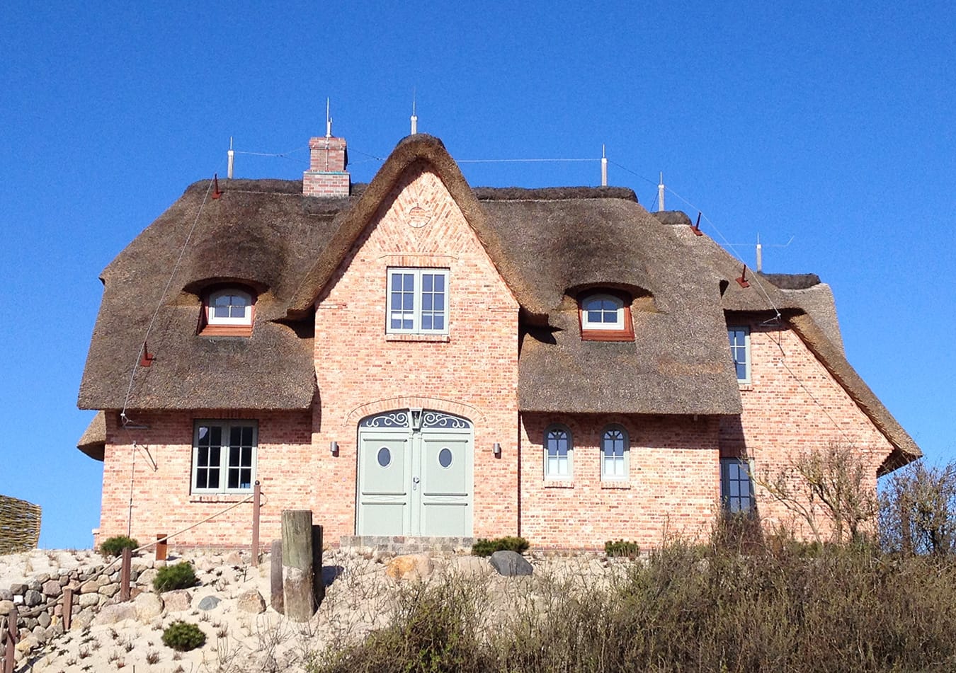 Außenansicht des Ferienhauses "Sonnenhügel 1" mit mehreren Ferienwohnung Sylt in Rantum