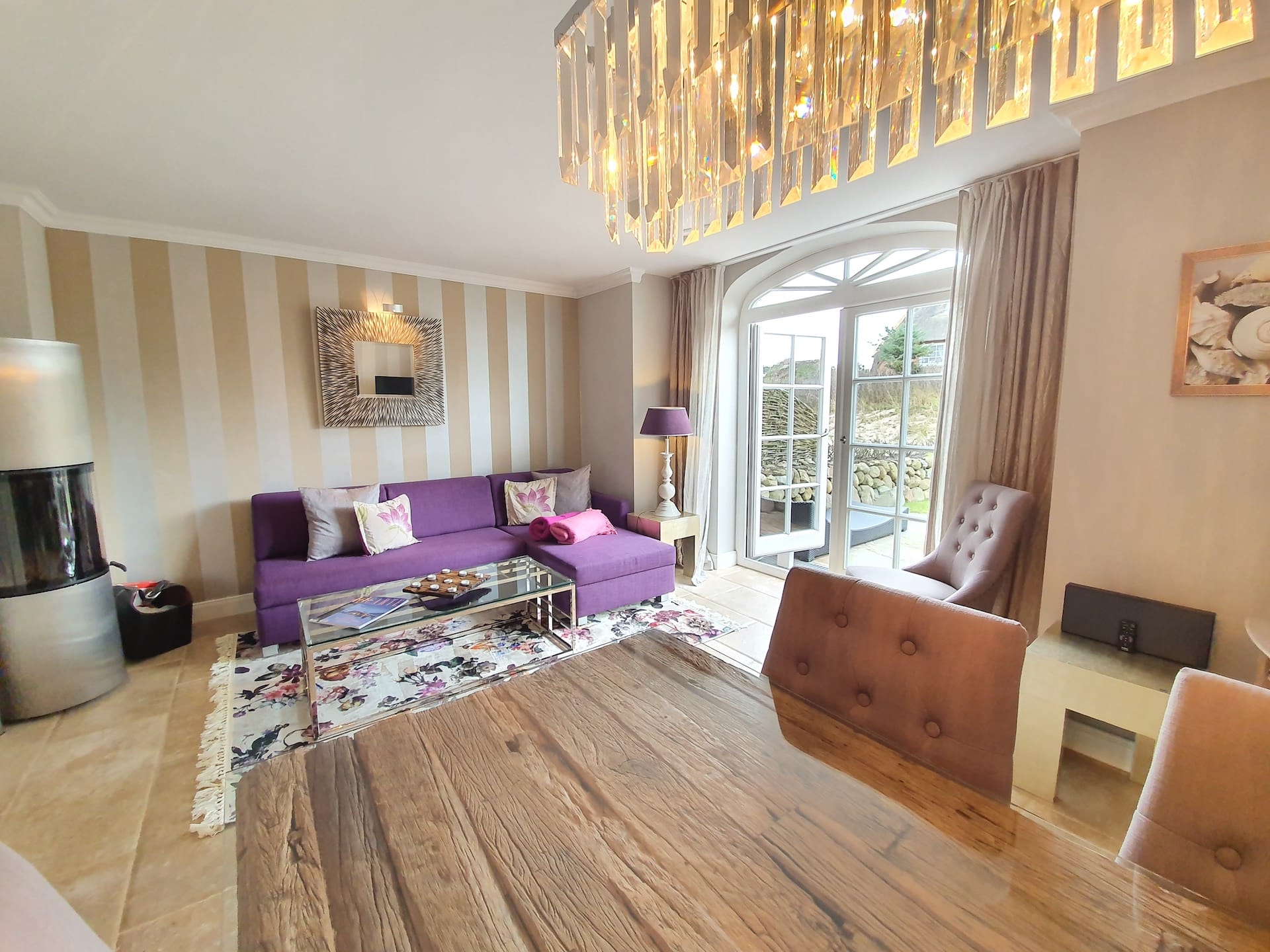 Wohnzimmer mit Kamin und Couch im Ferienhaus "Hausteil Seaside 3" in Rantum auf Sylt
