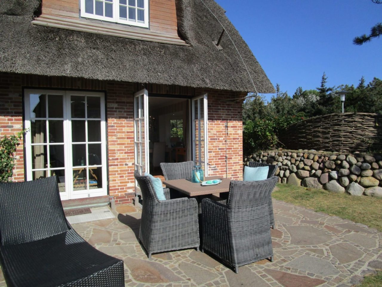 Garten, Terrasse mit Tisch im Ferienhaus "Hausteil Seaside IV" in Rantum auf Sylt