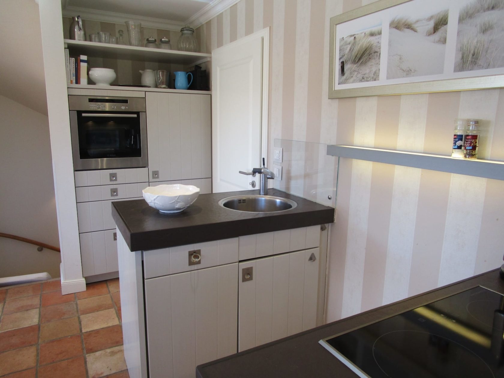 Offene Wohnküche mit Arbeitsinsel im Ferienhaus "Hausteil Seaside IV" in Rantum auf Sylt