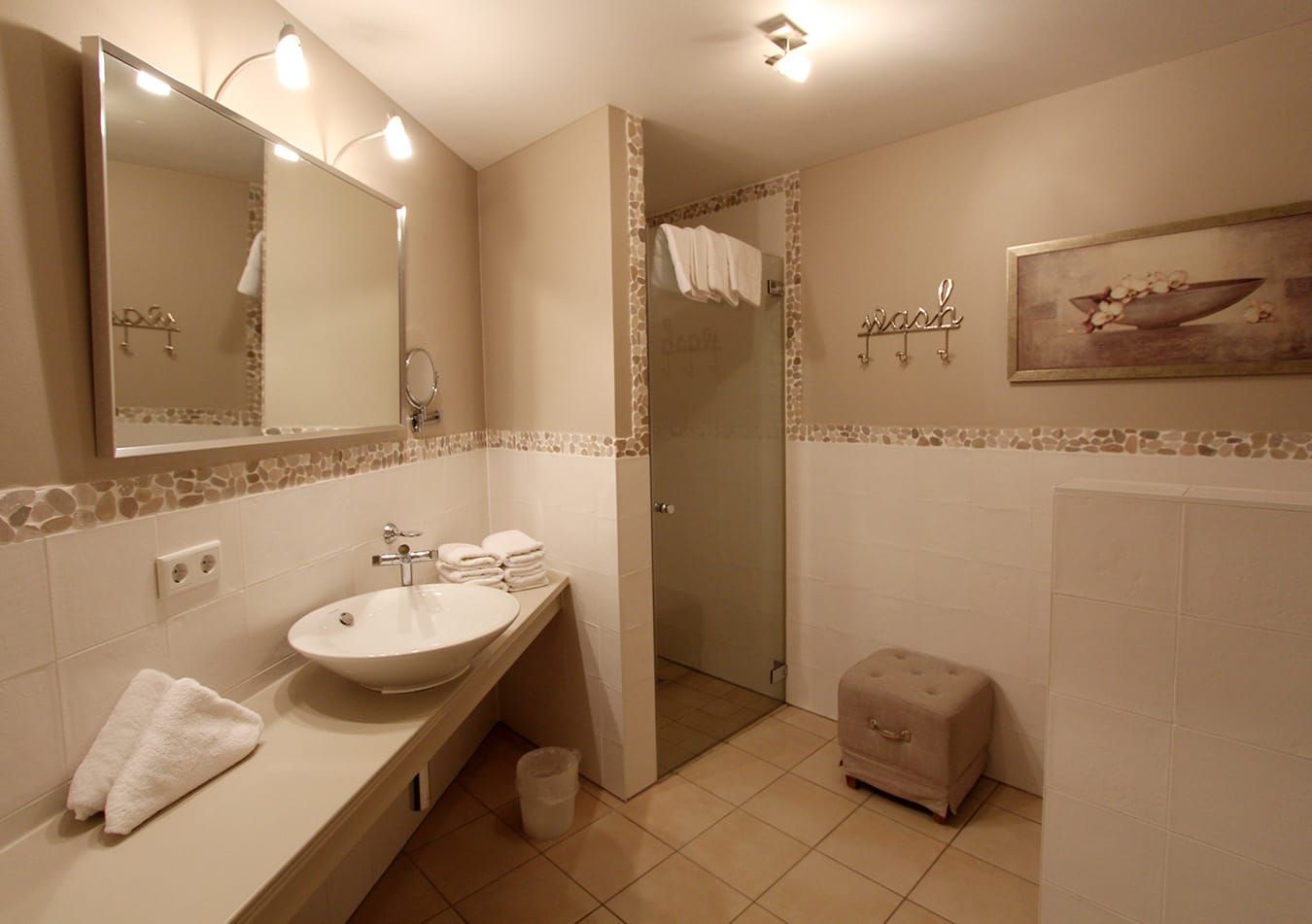 Bild Badezimmer mit Dusche mit WC in Ferienwohnung "Reethüs am Wattenmeer" auf Sylt