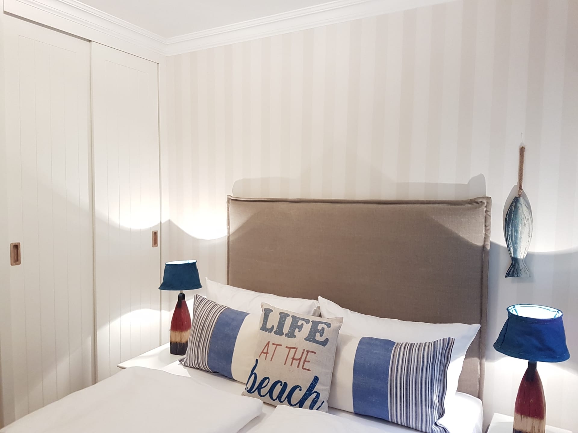 Helles Schlafzimmer mit Doppelbett im "Seaside II" Ferienhaus in Rantum auf Sylt