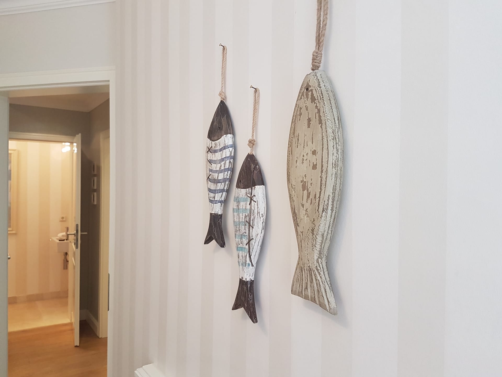 Dekoration Holzfische im Ferienhaus "Seaside II" in Rantum auf Sylt