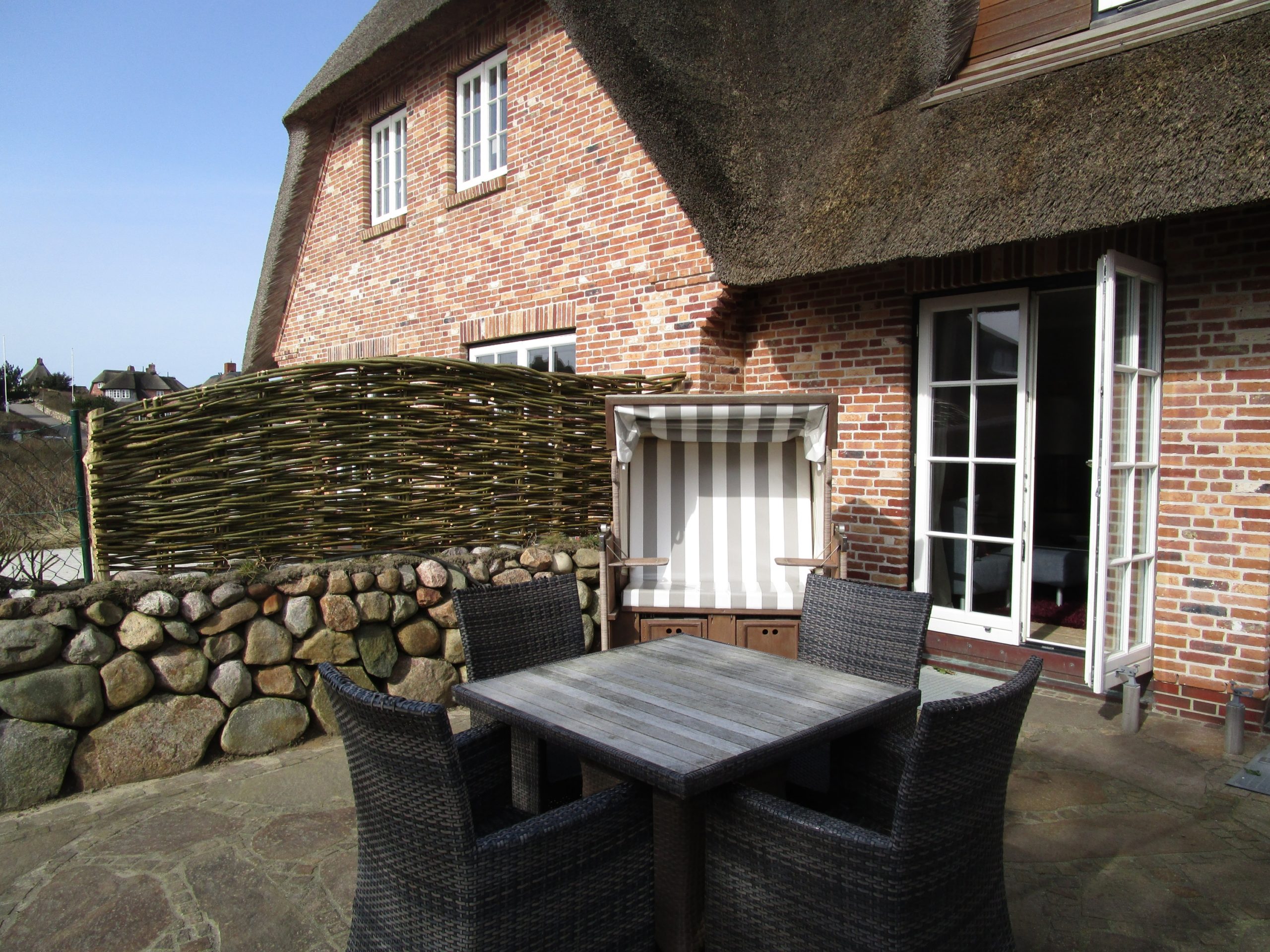 Garten und Terrasse mit Strandkorb im Ferienhaus "Seaside II" in Rantum auf Sylt