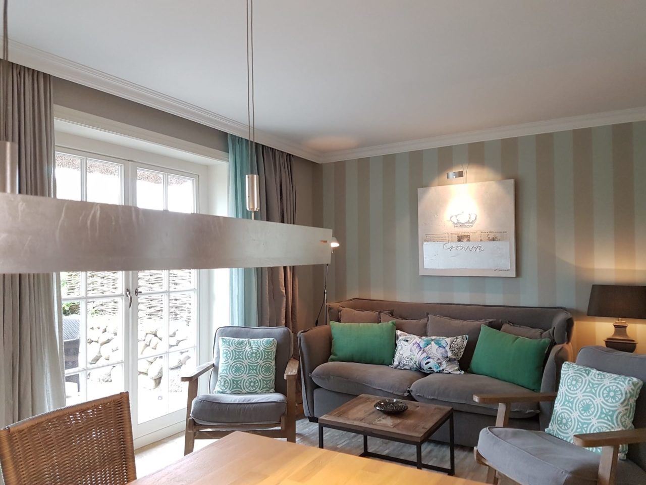 Wohnzimmer mit Sofa und Sesseln im "Seaside II" Ferienhaus in Rantum auf Sylt