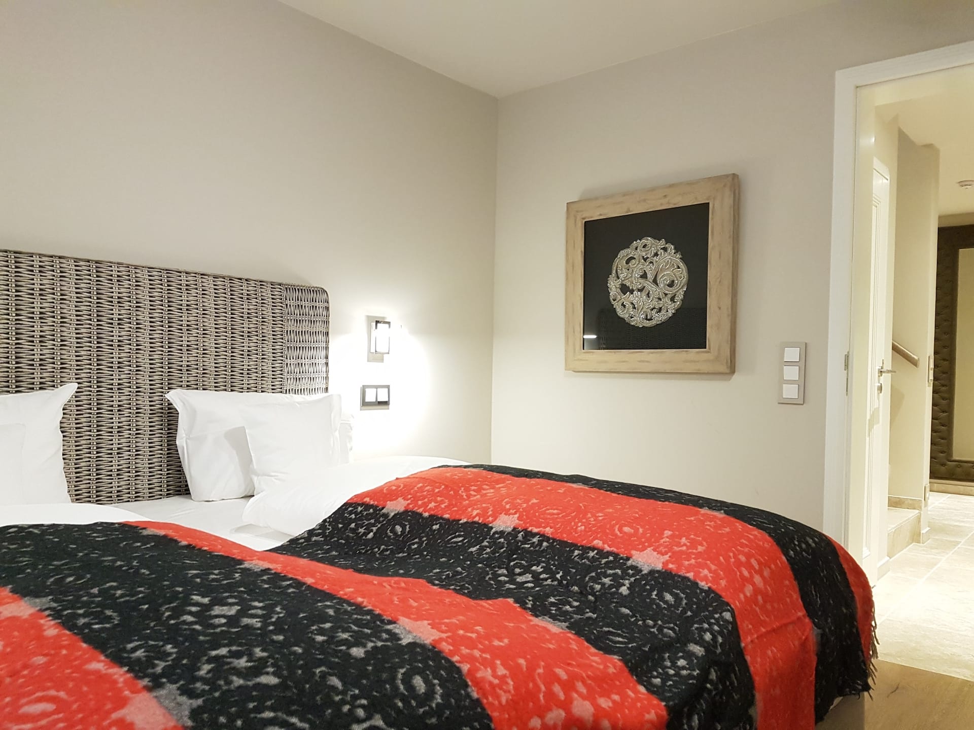 großzügiges doppelbett in der dune suite 7 im hotel duene in rantum auf sylt hotel