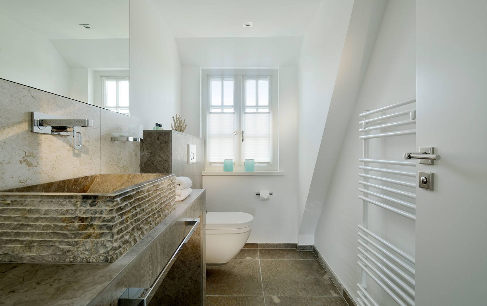 Großes helles Bad mit Waschtisch und Toilette im Zimmer 1 Hotel Duene haus an der düne sylt