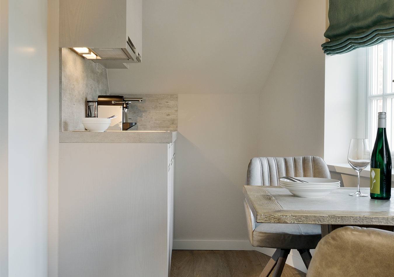 Kleine Kitchenette mit Tisch und Stühlen im Zimmer 1 Hotel Duene hotels auf sylt rantum