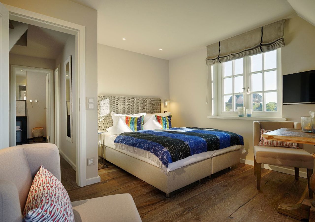 großes doppelbett im zimmer 10 hotel duene übernachtung sylt mit hund