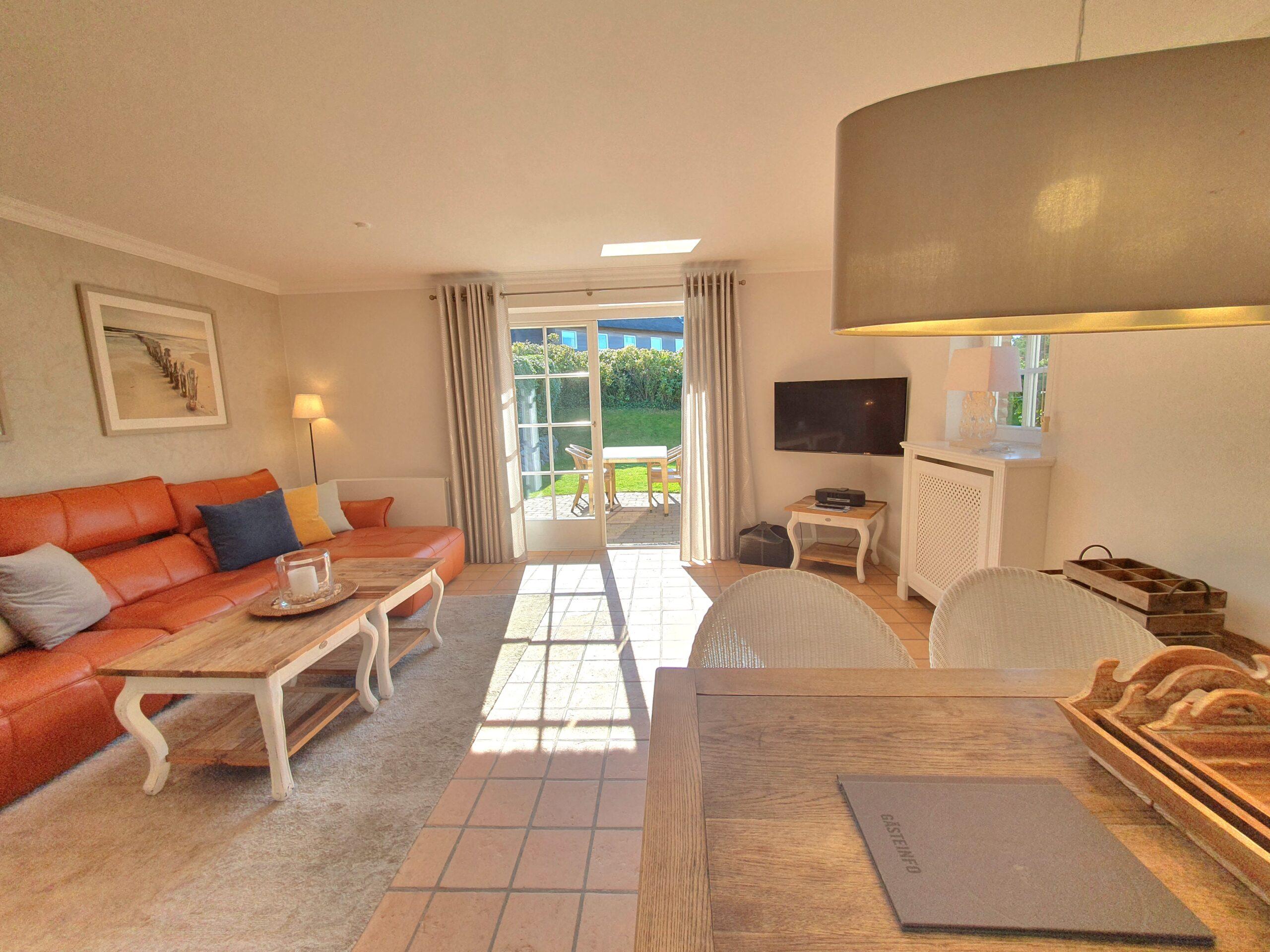 Hotel Duene Landhaus Dünetal 2 Wohnzimmer mit Blick in den Garten