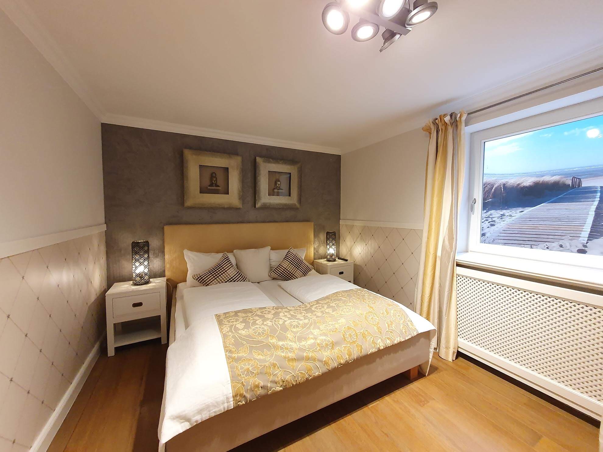 Schlafzimmer mit Doppelbett vom Landhaus Dünental 3