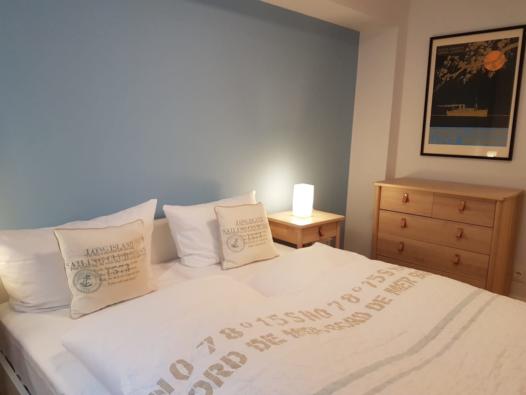 Drittes Schlafzimmer mit Doppelbett, blaue Wand, im Ferienhaus "Haus zwischen den Meeren" in Rantum auf Sylt