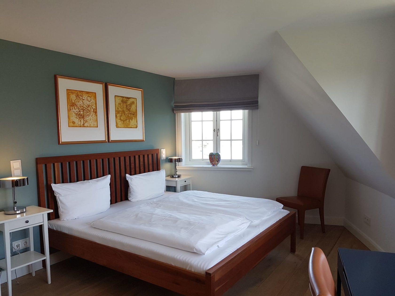Schlafzimmer mit großem Doppelbett im Ferienhaus "Haus zwischen den Meeren" in Rantum auf Sylt