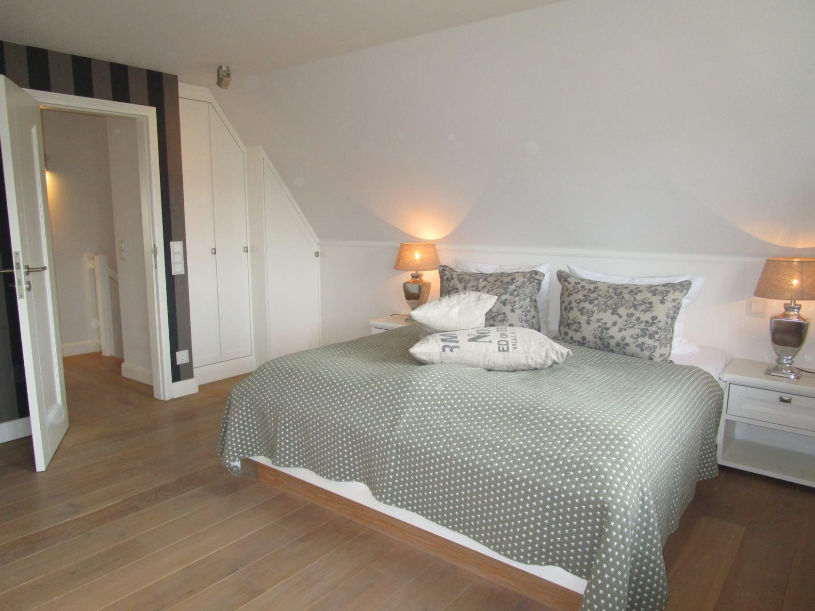Schlafzimmer mit Doppelbett im Ferienhaus in Rantum auf Sylt Hausteil Seaside 5