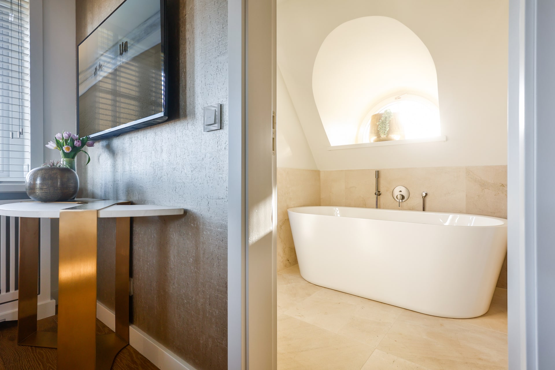 Badezimmer mit Badewanne im Obergeschoss des "Hus Aantje" in Rantum, Ferienhaus für 6 Personen auf Sylt