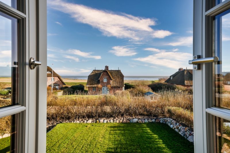 Ausblick auf das Watt in Sylt vom Schlafzimmer im Obergeschoss des "Hus Aantje" in Rantum, Ferienhaus für 6 Personen in Rantum