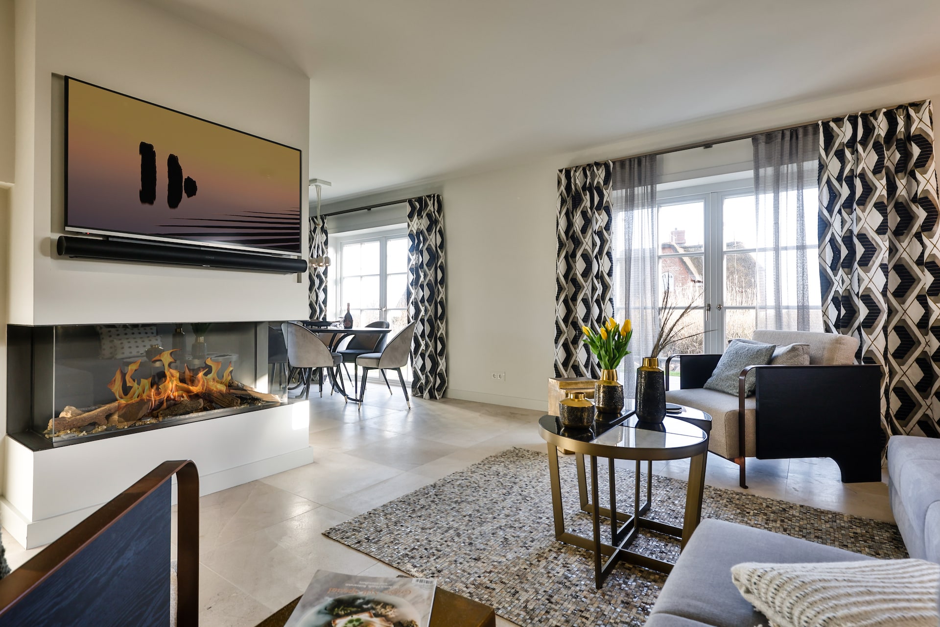 Wohnzimmer mit Kamin und Fernseher mit Soundbar im Ferienhaus "Hus Aantje" für 6 Personen in Rantum auf Sylt
