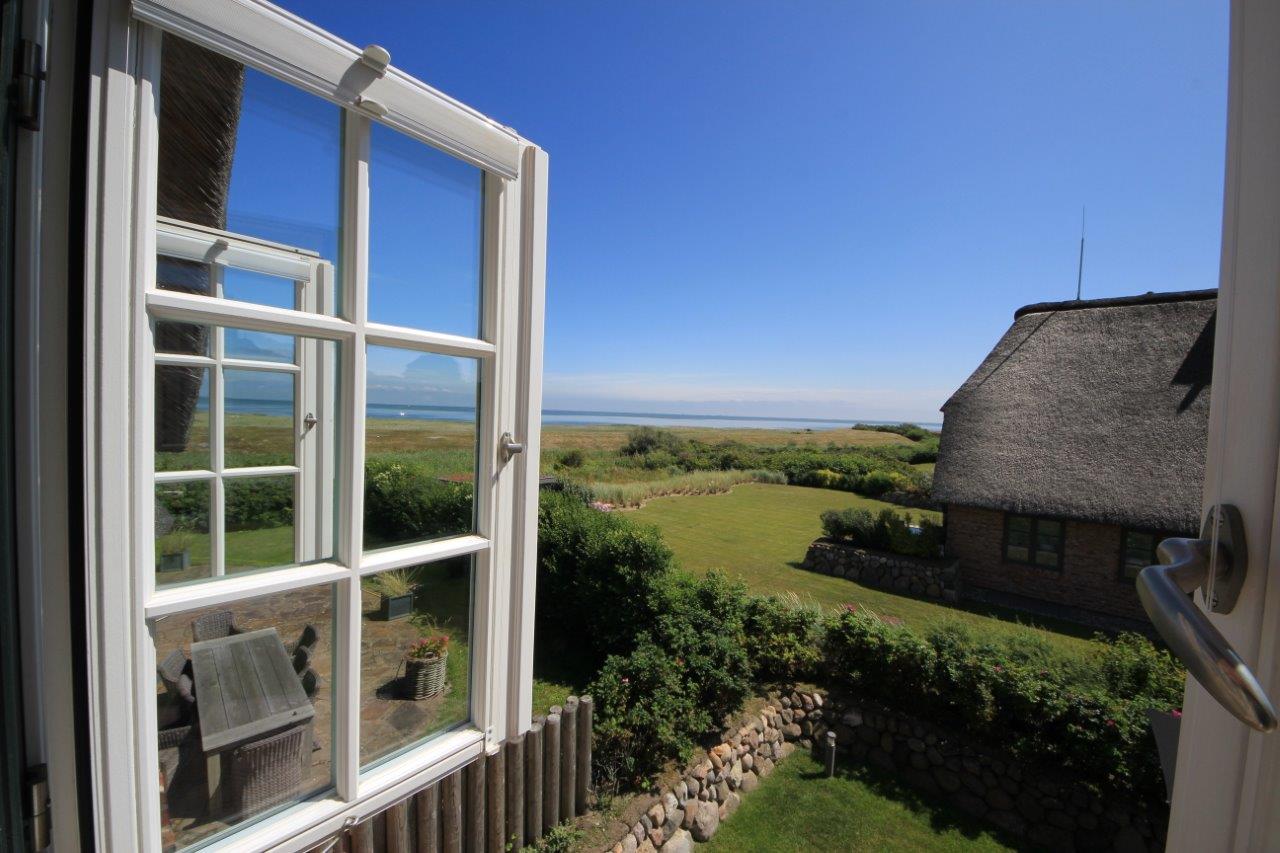 Ferienhaus "Waashüs" in Rantum Schlafzimmer mit Aussicht auf das Wattenmeer von Sylt