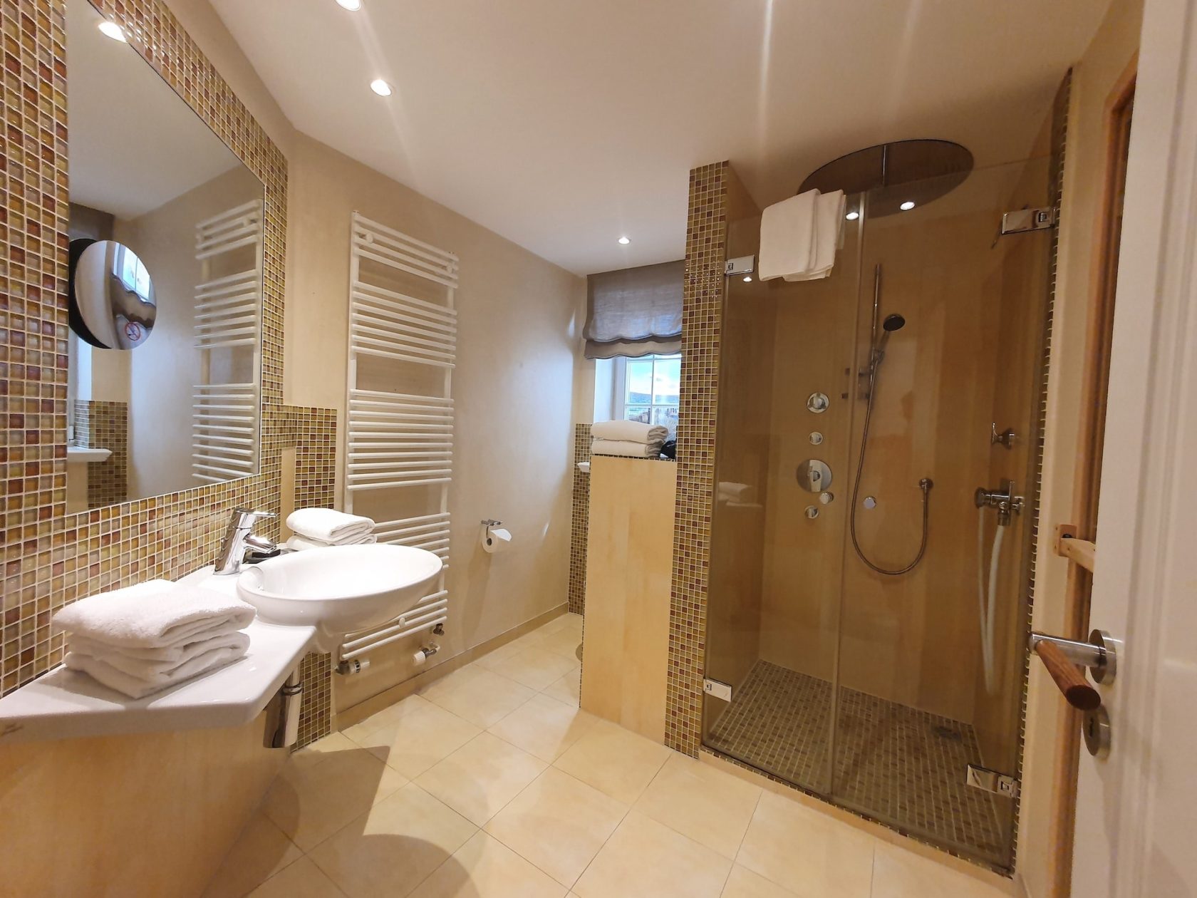 Badezimmer mit Dusche im Ferienhaus in Rantum auf Sylt "Haus Rantum Royal"
