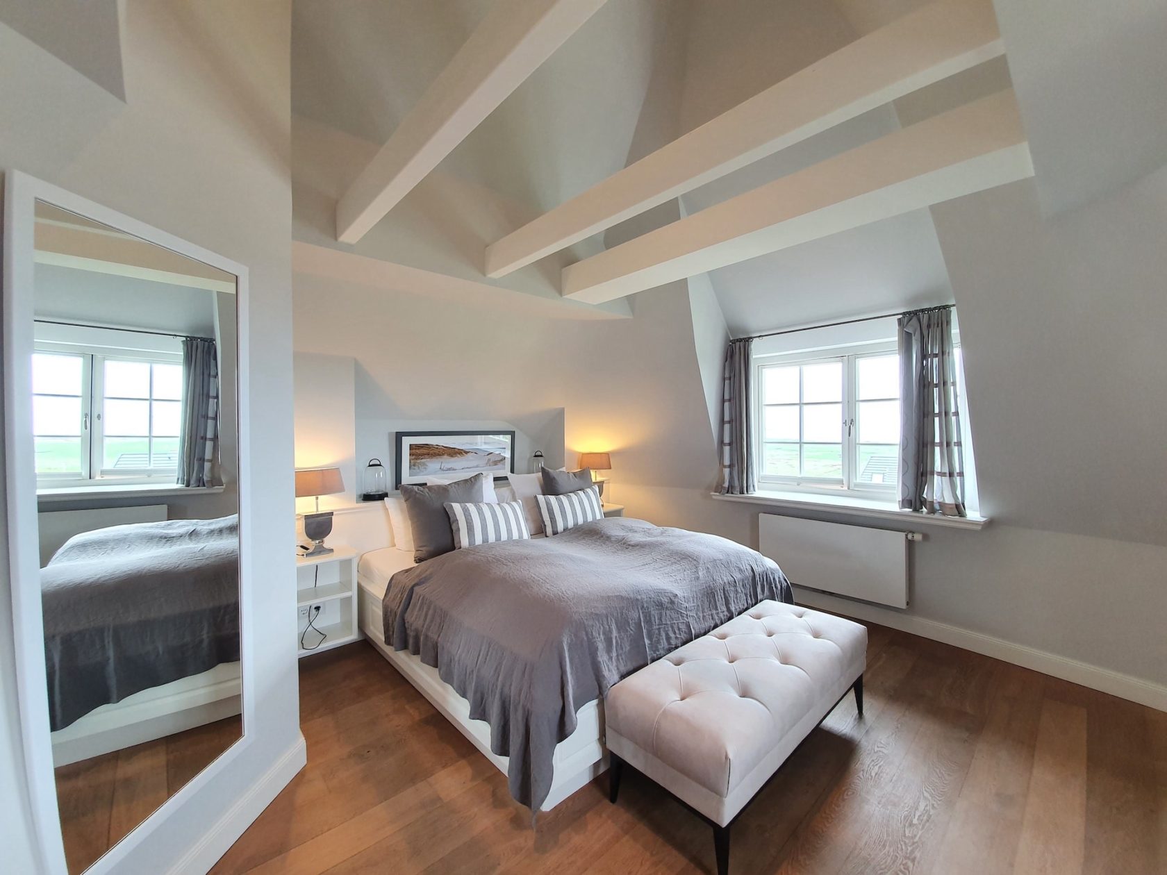 Bild helles Schlafzimmer Ferienhaus in Rantum "Haus Rantum Royal" vom Hotel Duene auf Sylt