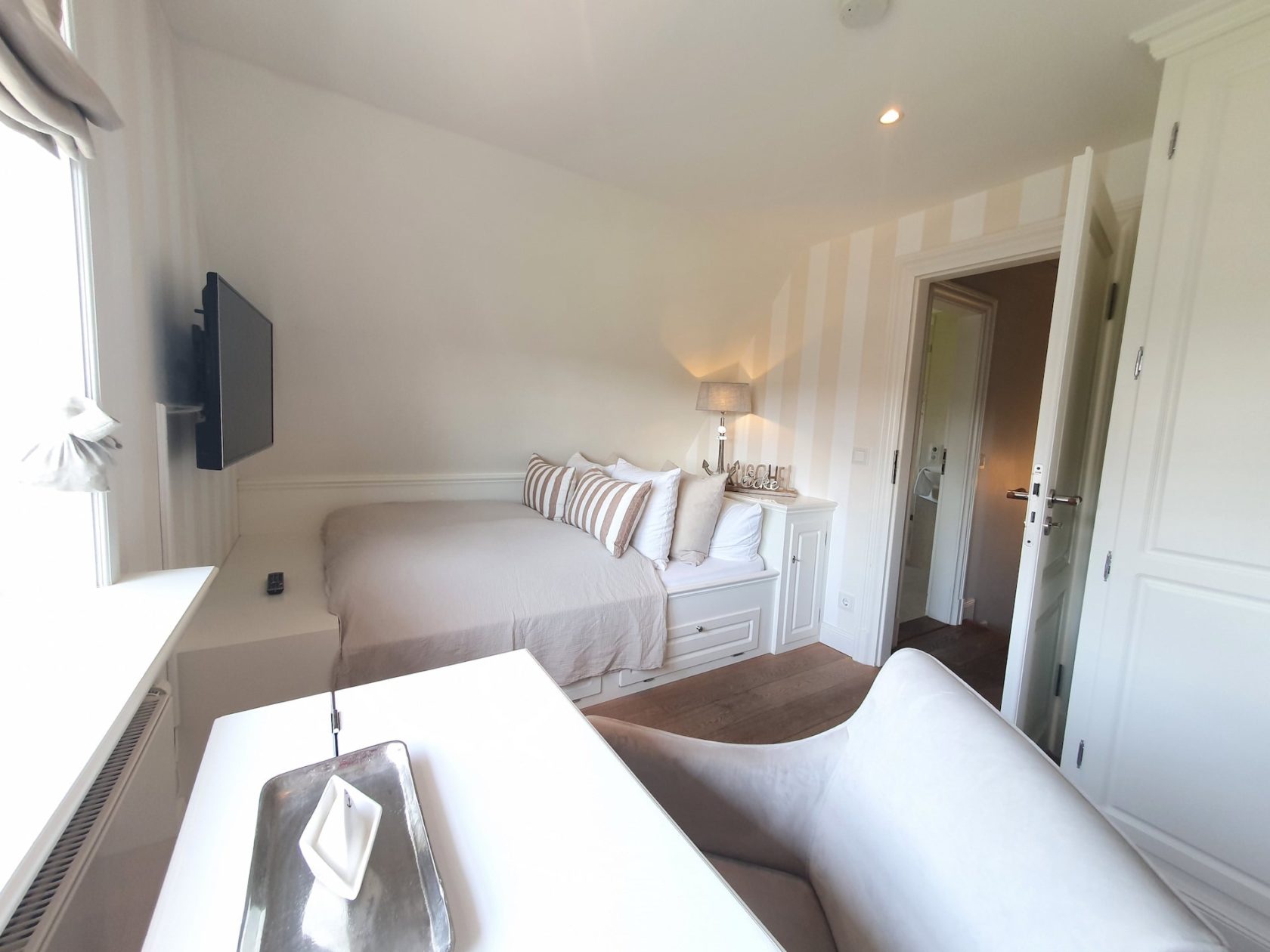 Schlafzimmer mit doppelbett und helelr einrichtung im ferienhaus sylt rantum royal