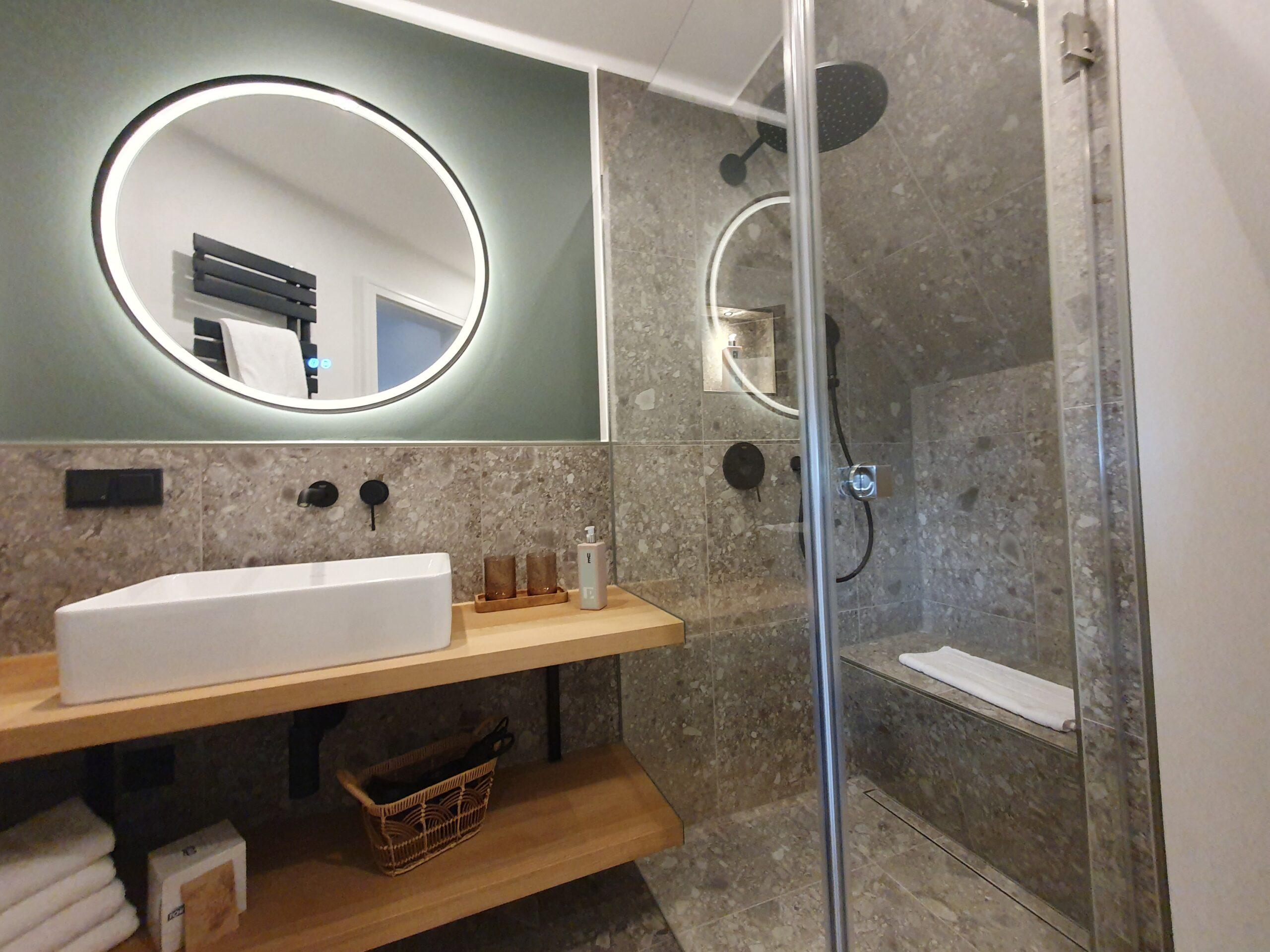 Badezimmer mit großer Dusche - Hotel Duene Residence 24