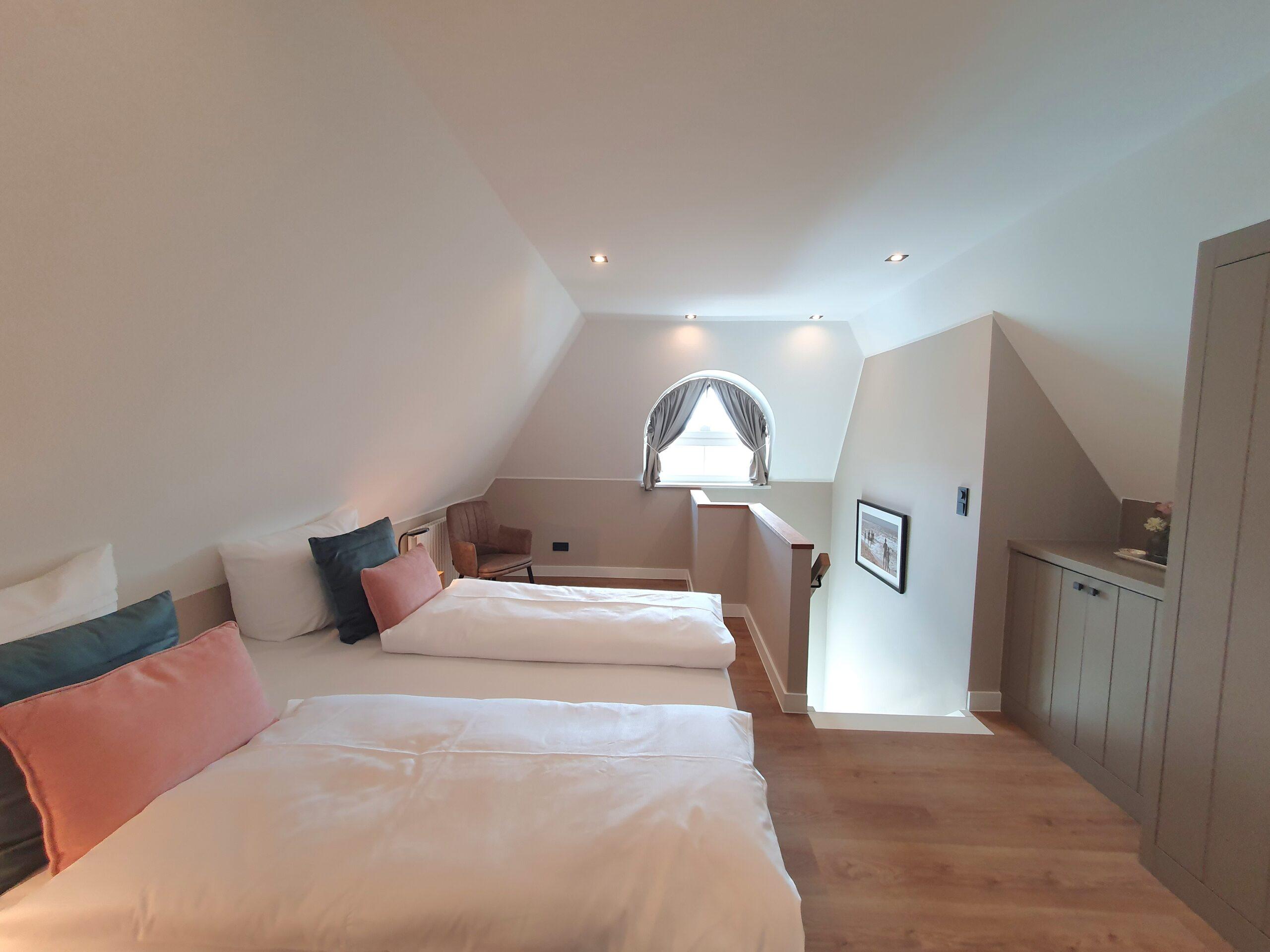 Schlafzimmer im Obergeschoss mit Treppe - Hotel Duene Residence 24